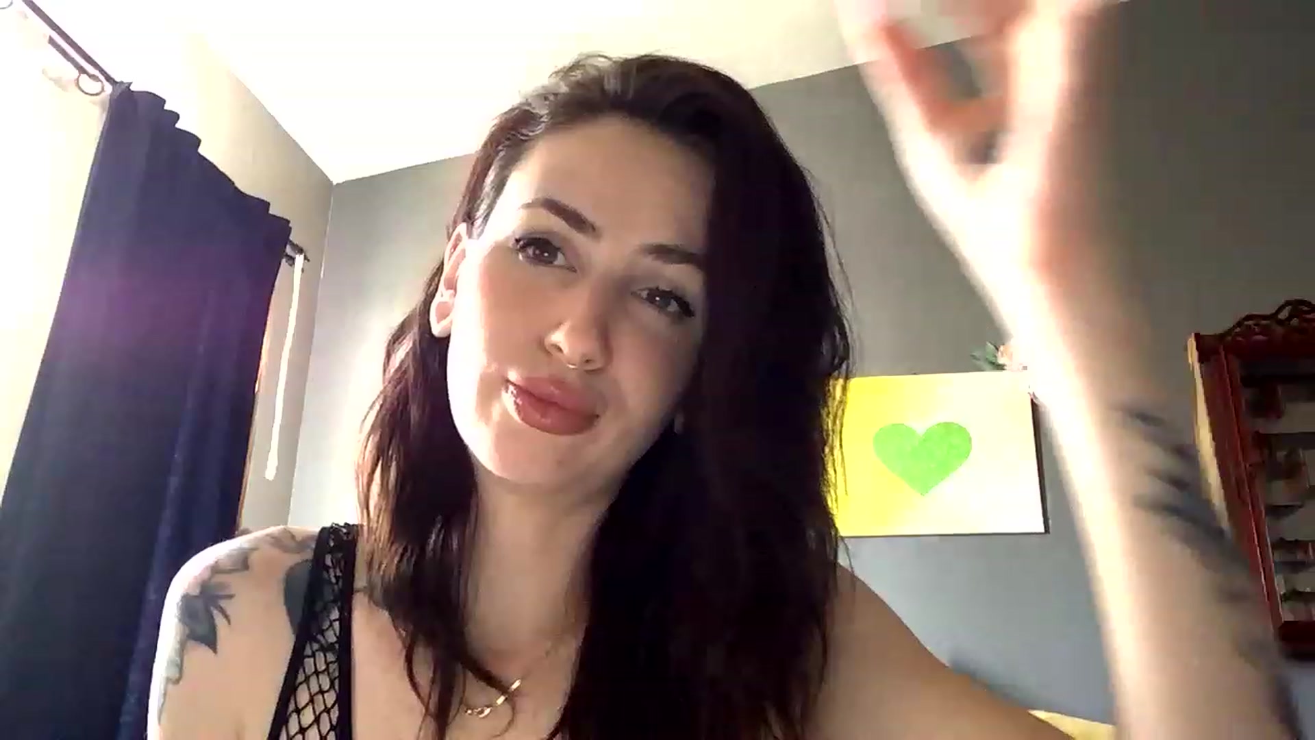 Gallery image thumbnail from Sarah_autumns's myfreecams stream on, 05/18/2023, 21:27 image 14 of 20