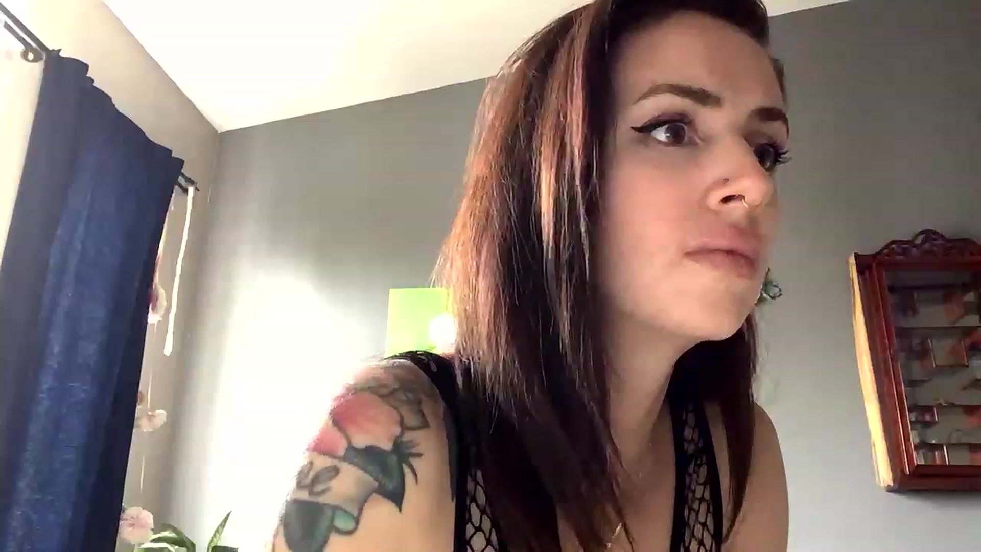 Gallery image thumbnail from Sarah_autumns's myfreecams stream on, 05/24/2023, 21:32 image 3 of 20