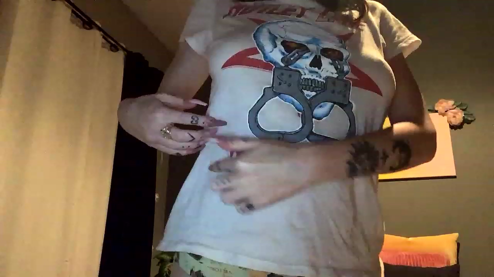 Gallery image thumbnail from Sarah_autumns's myfreecams stream on, 06/09/2023, 07:23 image 1 of 20