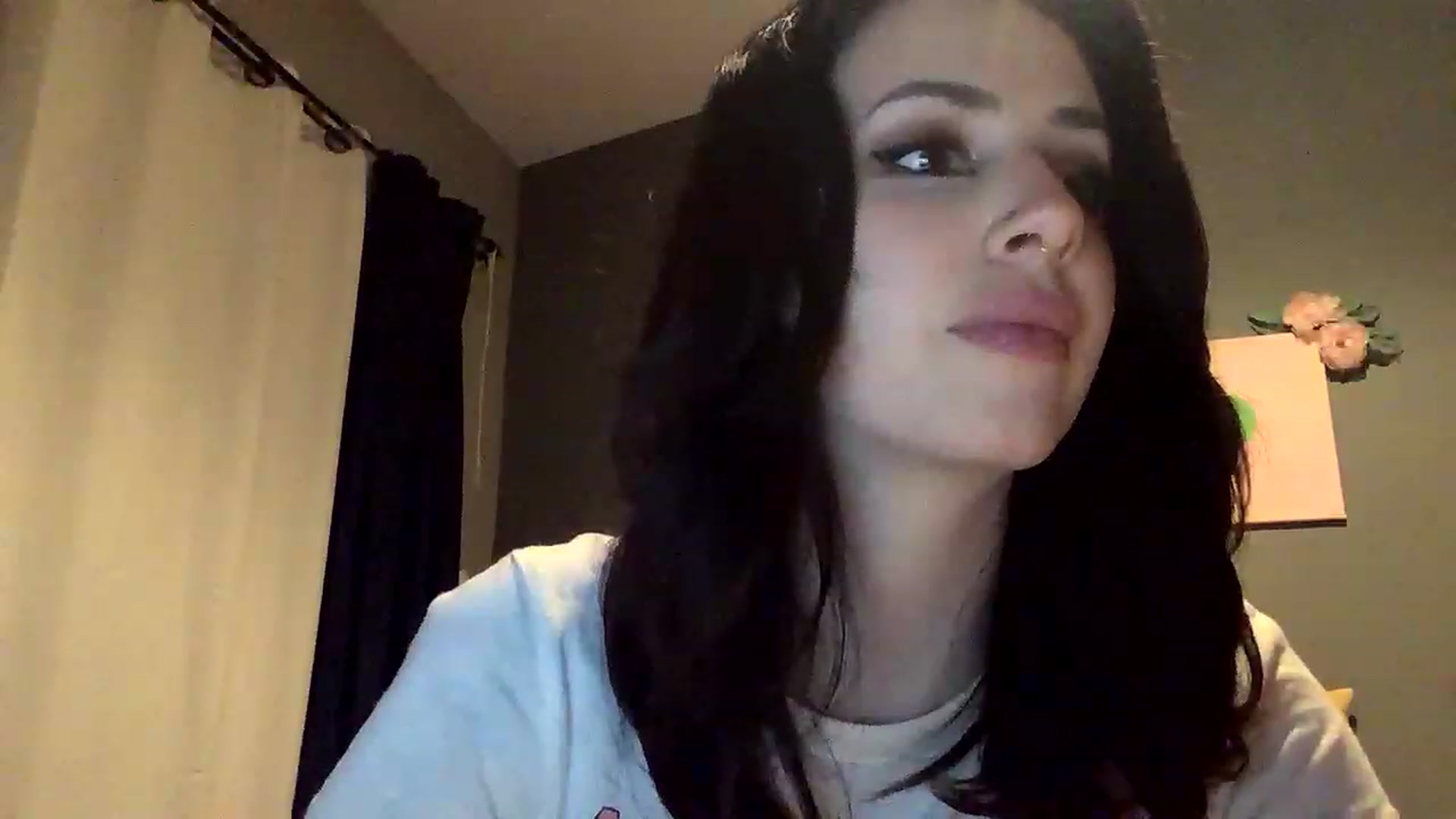 Gallery image thumbnail from Sarah_autumns's myfreecams stream on, 06/09/2023, 07:23 image 15 of 20