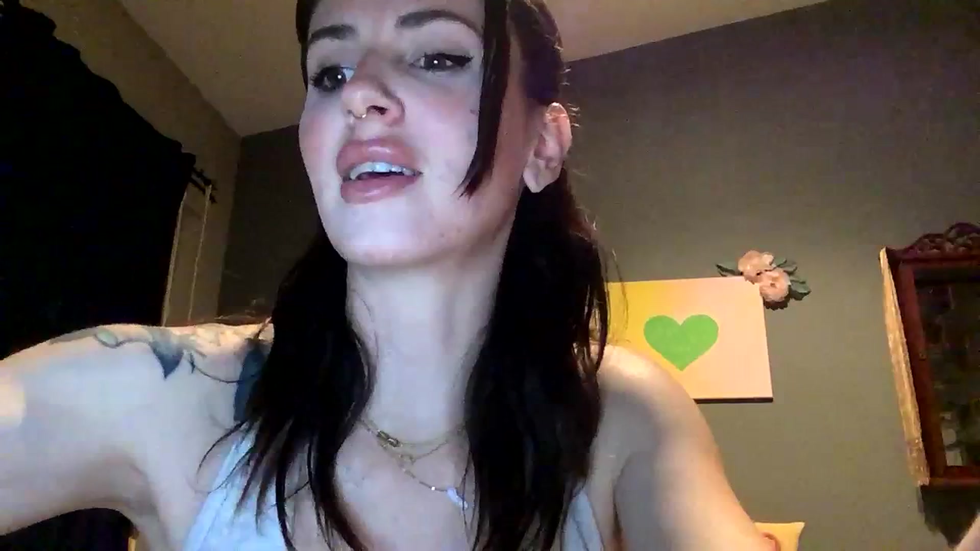 Gallery image thumbnail from Sarah_autumns's myfreecams stream on, 06/13/2023, 07:00 image 10 of 20