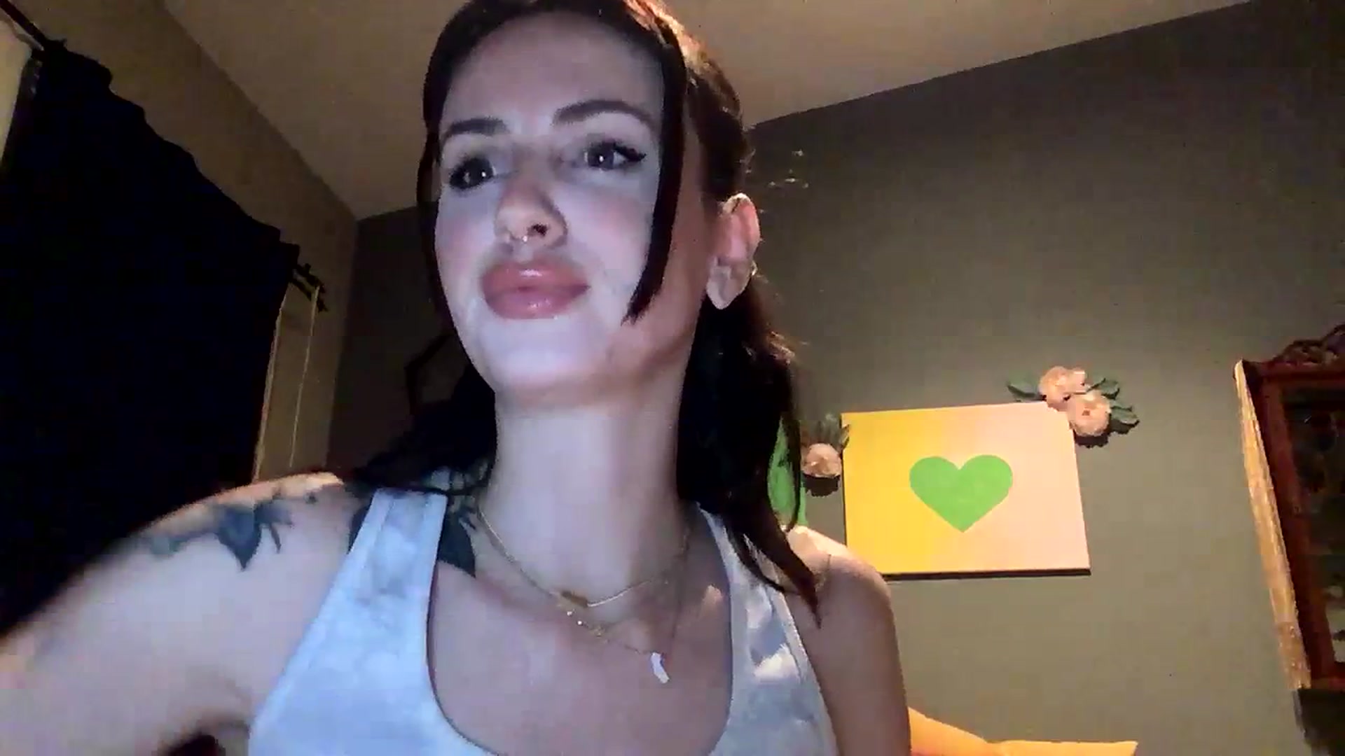 Gallery image thumbnail from Sarah_autumns's myfreecams stream on, 06/13/2023, 07:00 image 3 of 20