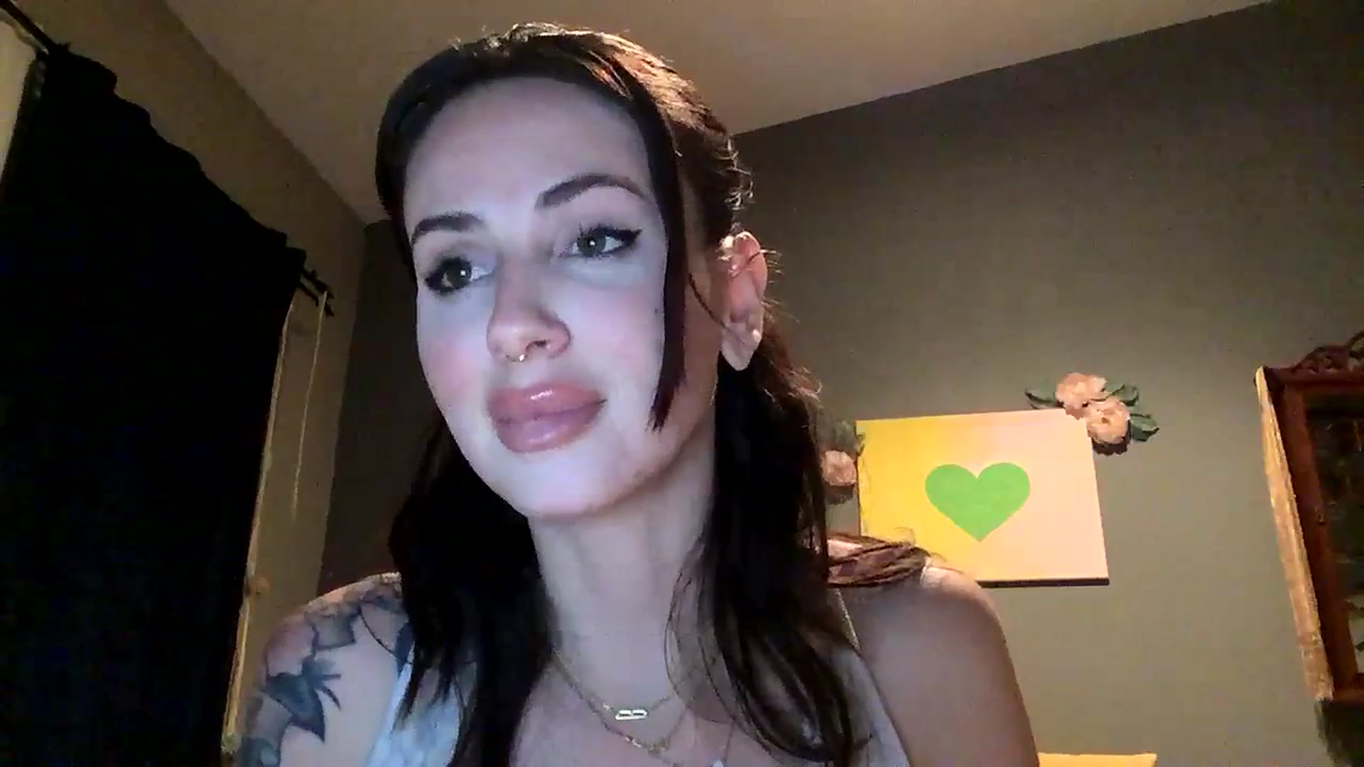 Gallery image thumbnail from Sarah_autumns's myfreecams stream on, 06/13/2023, 07:00 image 6 of 20