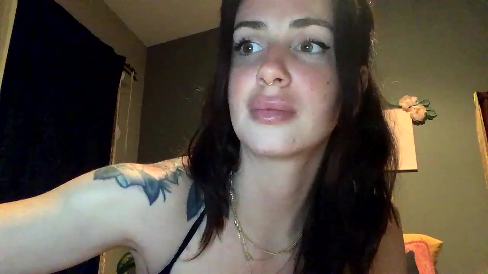 Gallery image thumbnail from Sarah_autumns's myfreecams stream on, 06/17/2023, 08:20 image 9 of 20