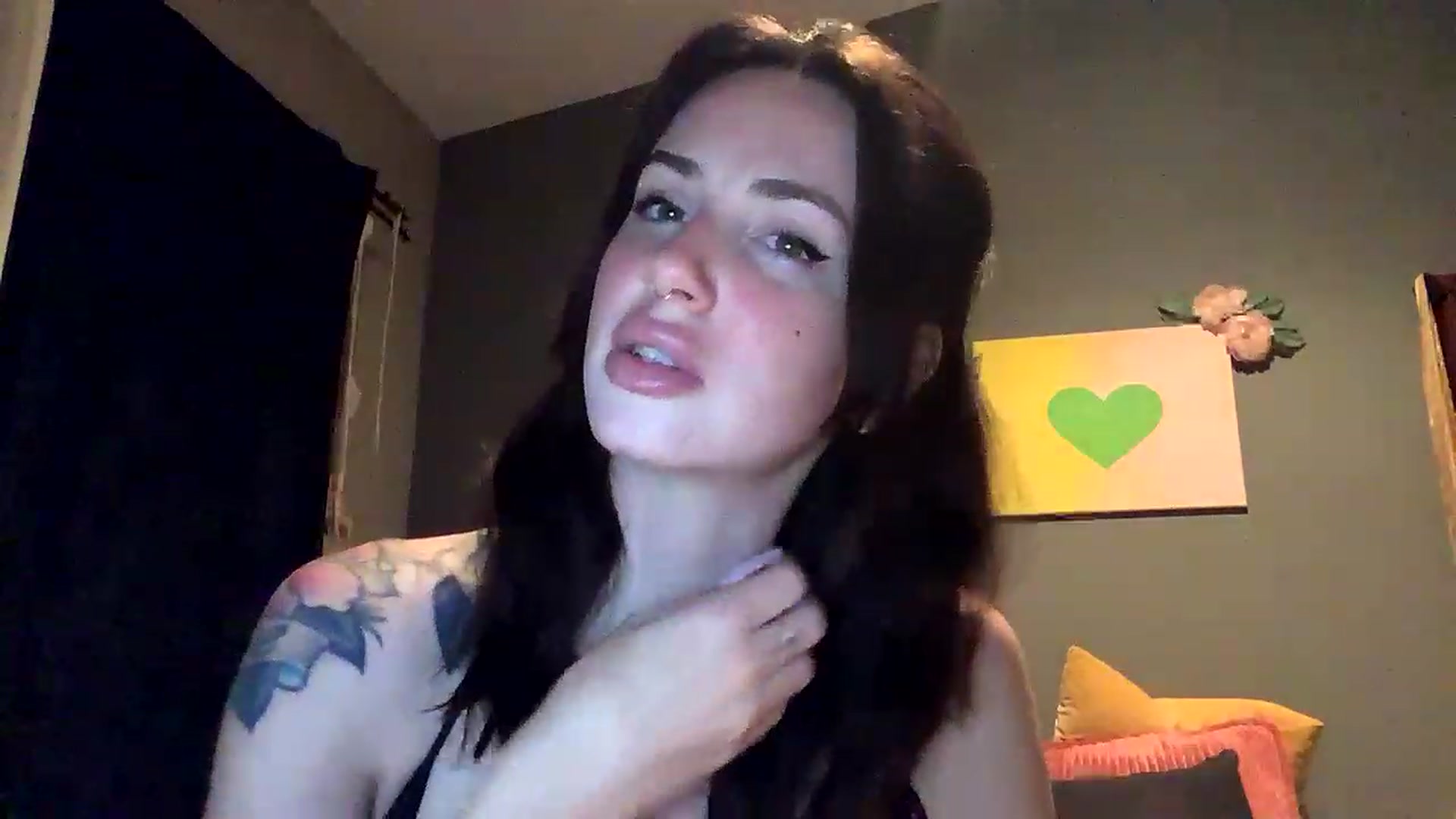Gallery image thumbnail from Sarah_autumns's myfreecams stream on, 06/17/2023, 08:20 image 15 of 20
