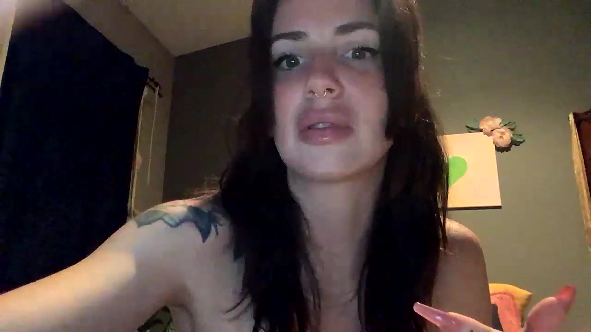 Gallery image thumbnail from Sarah_autumns's myfreecams stream on, 06/17/2023, 08:20 image 3 of 20