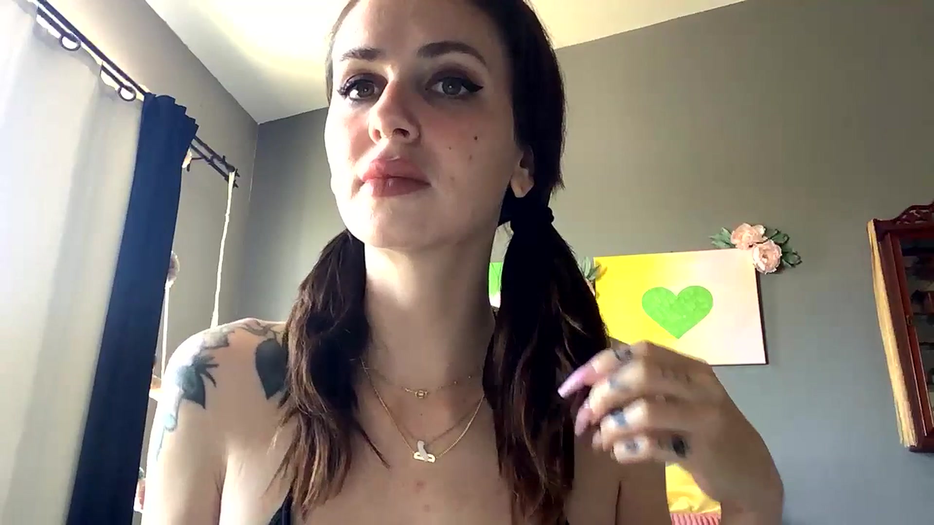 Gallery image thumbnail from Sarah_autumns's myfreecams stream on, 06/28/2023, 21:12 image 4 of 20
