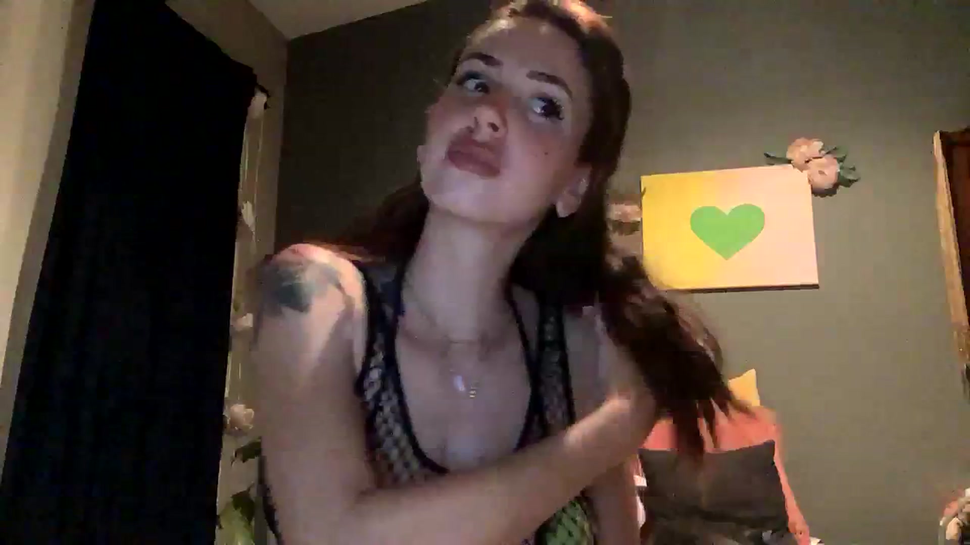 Gallery image thumbnail from Sarah_autumns's myfreecams stream on, 08/03/2023, 07:20 image 5 of 20