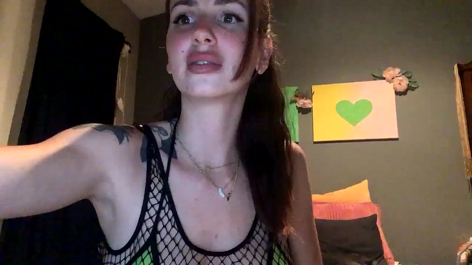 Gallery image thumbnail from Sarah_autumns's myfreecams stream on, 08/03/2023, 07:20 image 12 of 20