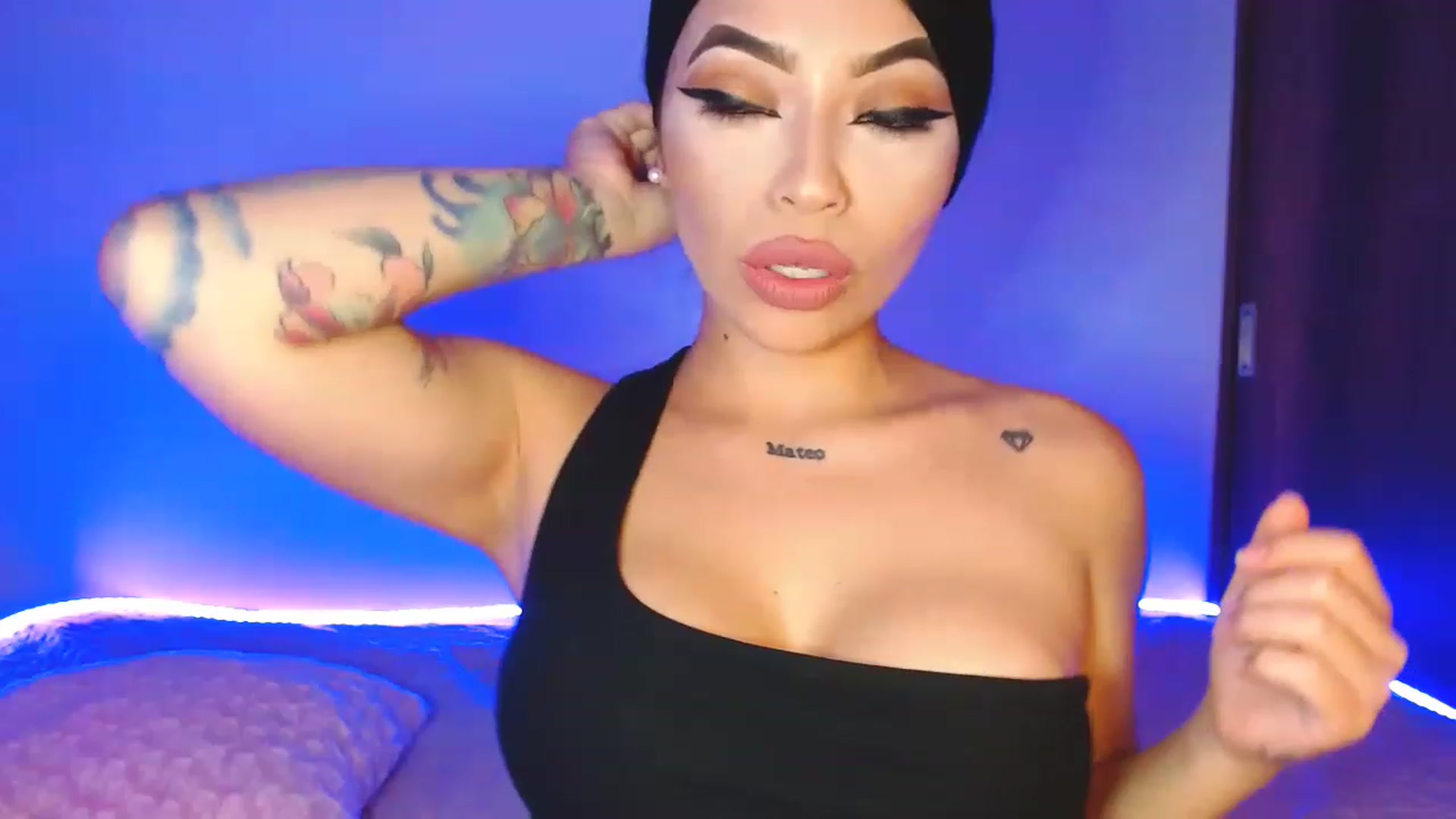 Gallery image thumbnail from Sarahmeyer's myfreecams stream on, 11/27/2022, 03:13 image 18 of 20