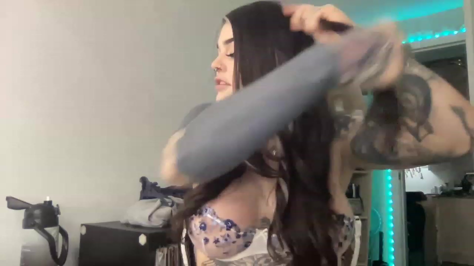 Gallery image thumbnail from Sarahmoonsg's myfreecams stream on, 12/27/2022, 05:38 image 1 of 20