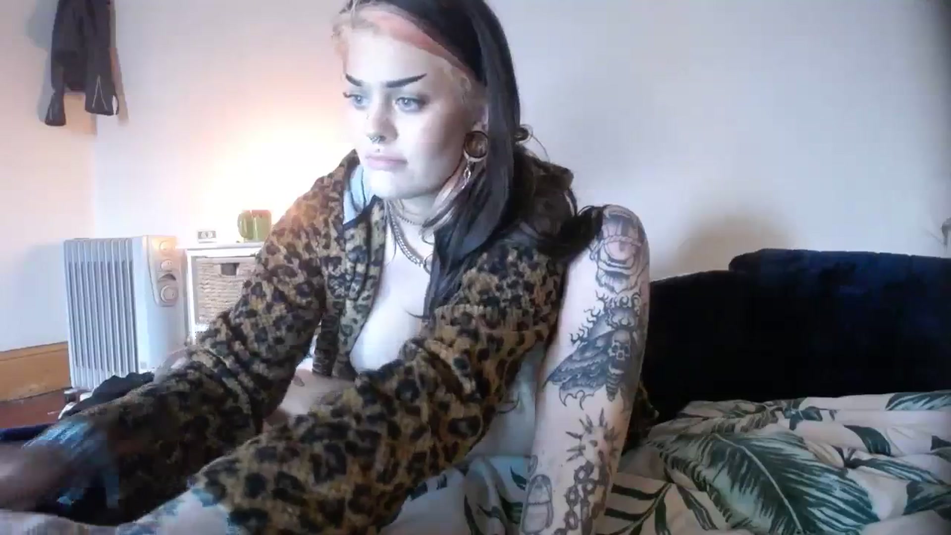 Gallery image thumbnail from Sarahmoonsg's myfreecams stream on, 10/06/2023, 08:19 image 4 of 20