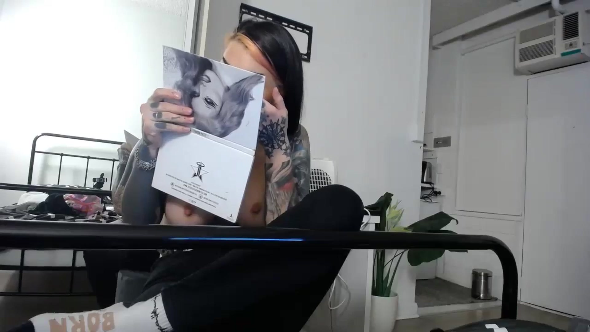 Gallery image thumbnail from Sarahmoonsg's myfreecams stream on, 10/17/2023, 09:48 image 5 of 20