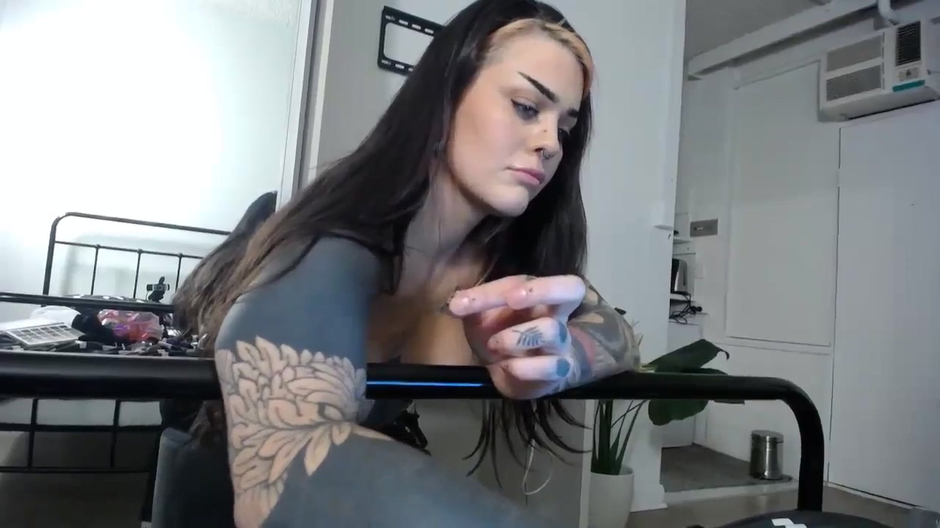 Gallery image thumbnail from Sarahmoonsg's myfreecams stream on, 10/17/2023, 09:48 image 7 of 20