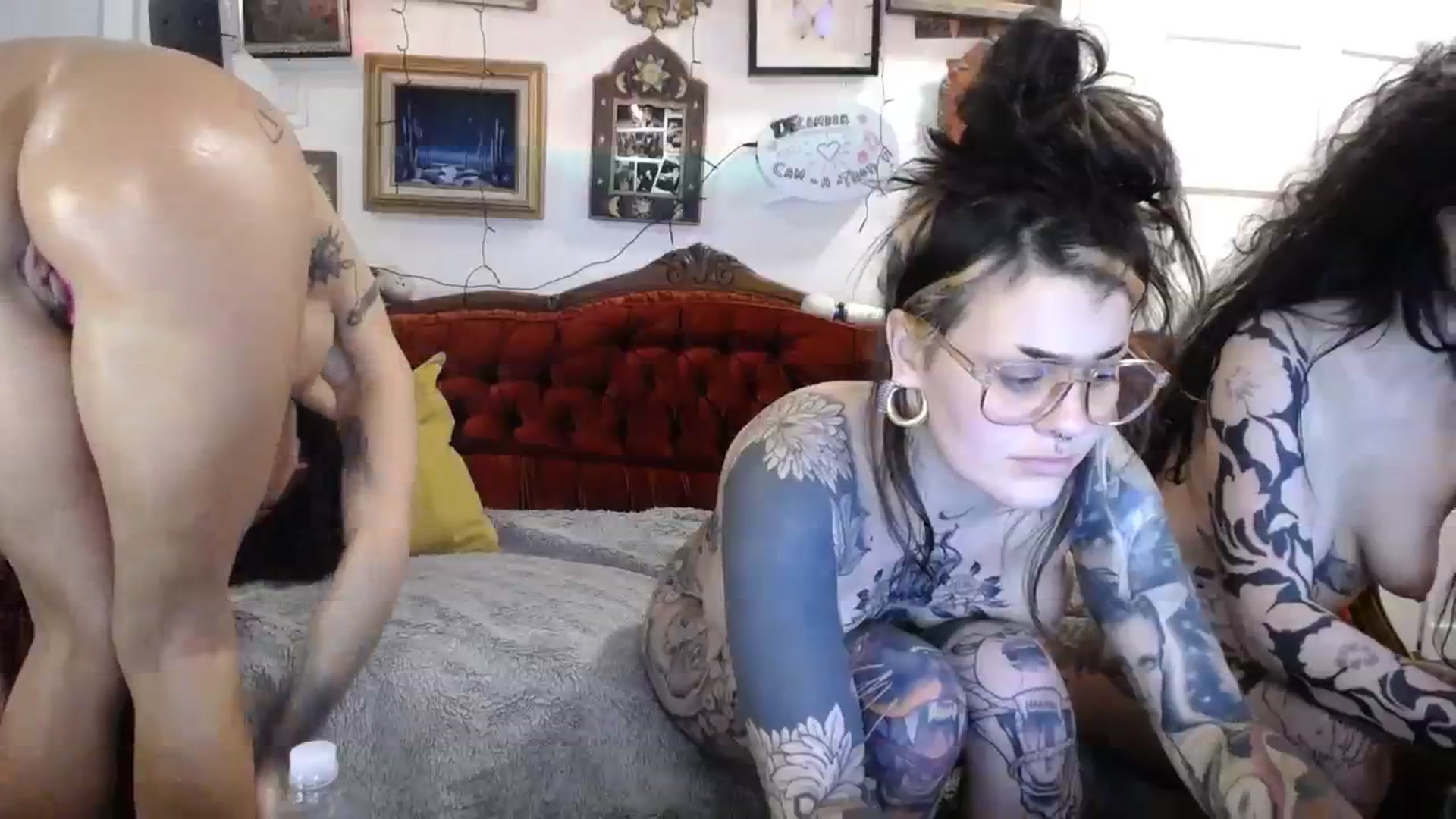 Gallery image thumbnail from Sarahmoonsg's myfreecams stream on, 12/04/2023, 06:38 image 5 of 20