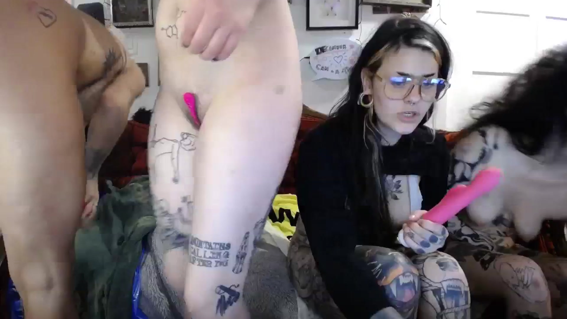 Gallery image thumbnail from Sarahmoonsg's myfreecams stream on, 12/04/2023, 07:22 image 5 of 20