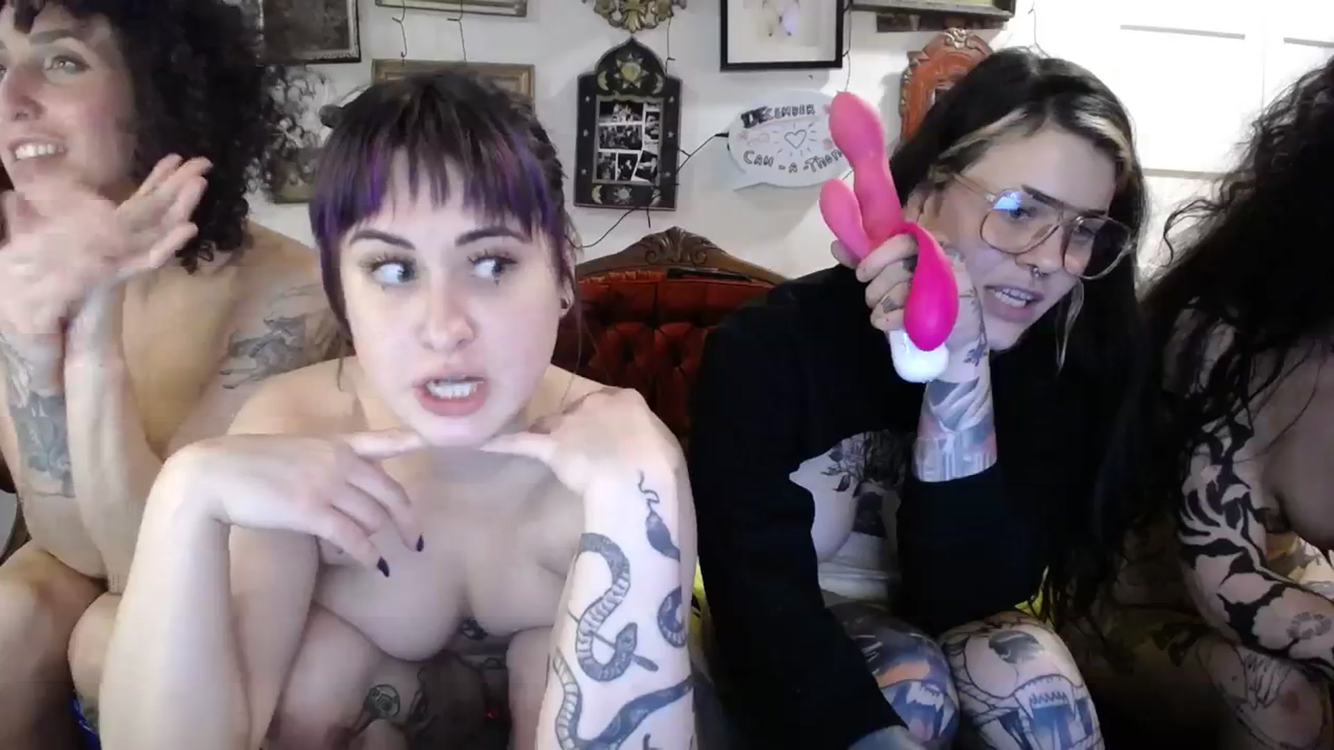 Gallery image thumbnail from Sarahmoonsg's myfreecams stream on, 12/04/2023, 07:22 image 18 of 20