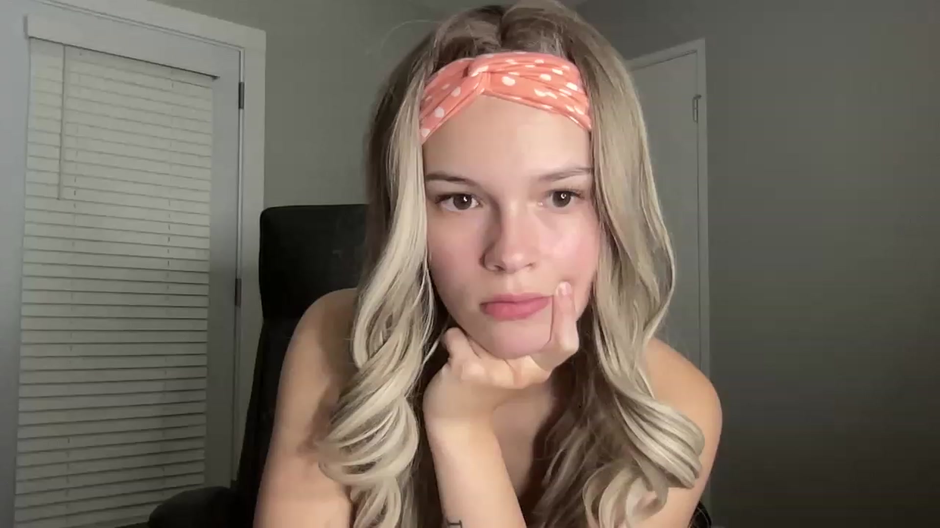 Gallery image thumbnail from Sarahsweets18's myfreecams stream on, 07/03/2023, 08:52 image 4 of 20