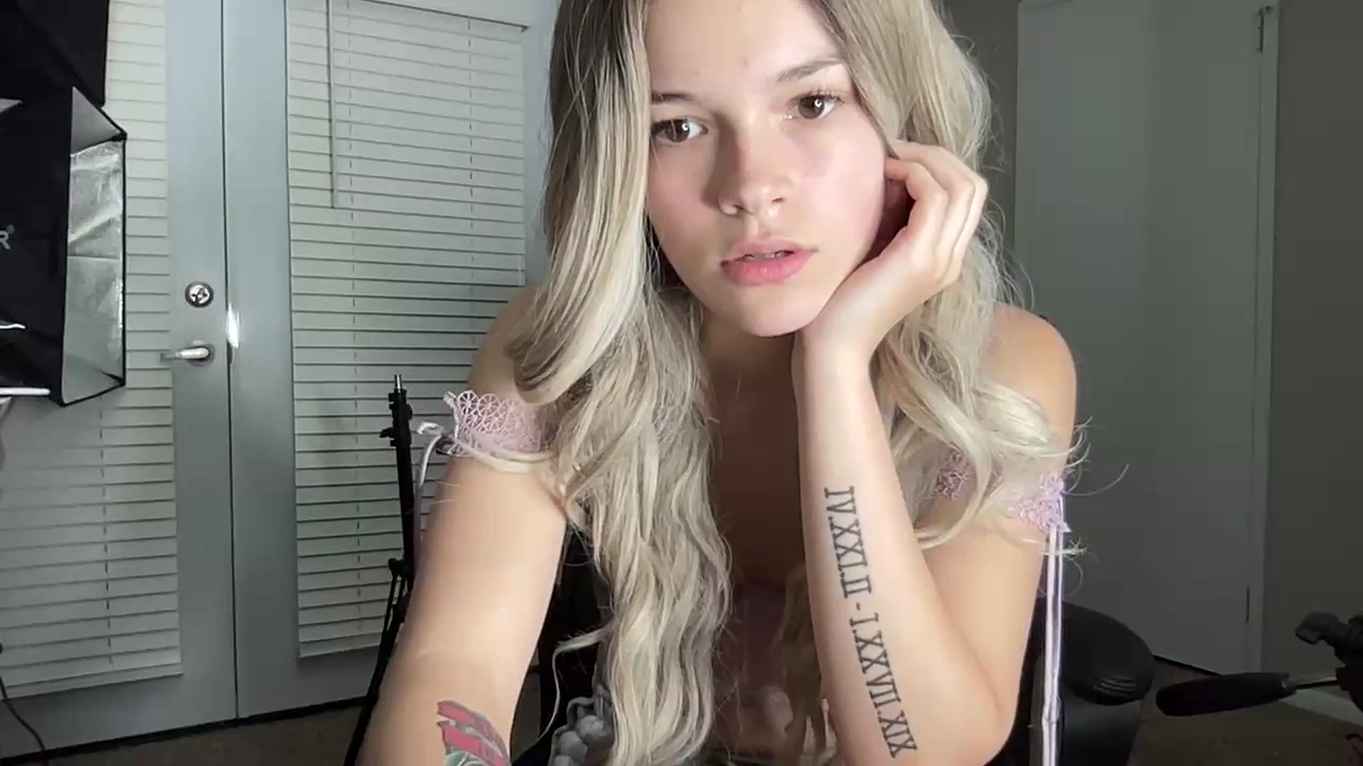 Gallery image thumbnail from Sarahsweets18's myfreecams stream on, 07/07/2023, 02:43 image 6 of 20
