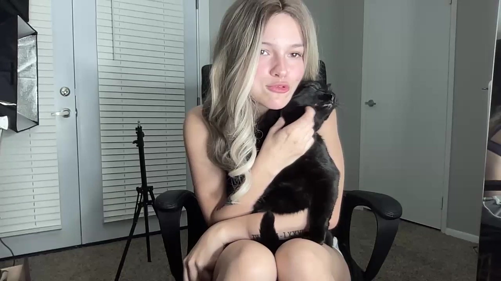 Gallery image thumbnail from Sarahsweets18's myfreecams stream on, 07/07/2023, 04:41 image 8 of 20