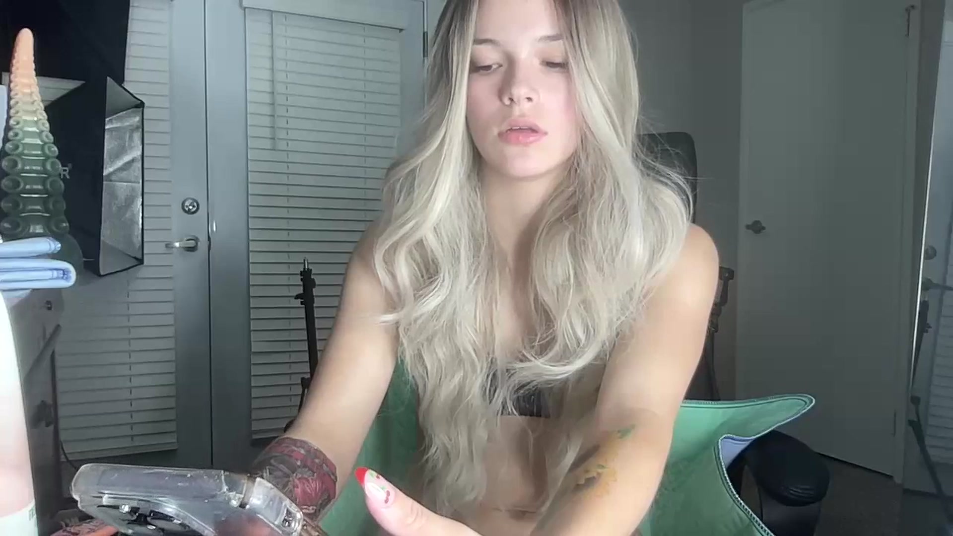 Gallery image thumbnail from Sarahsweets18's myfreecams stream on, 07/08/2023, 05:45 image 5 of 20