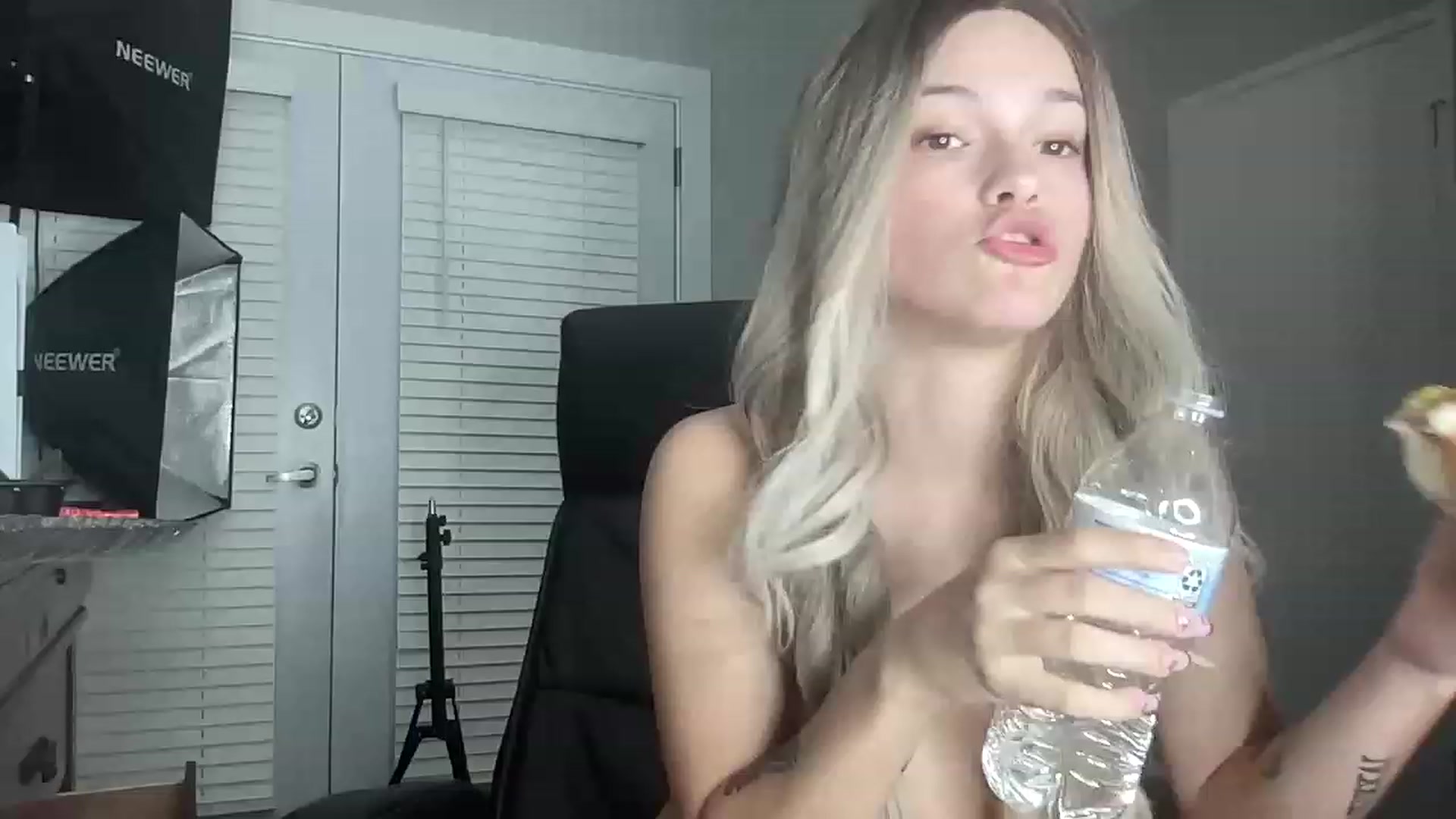 Gallery image thumbnail from Sarahsweets18's myfreecams stream on, 07/09/2023, 08:41 image 1 of 20