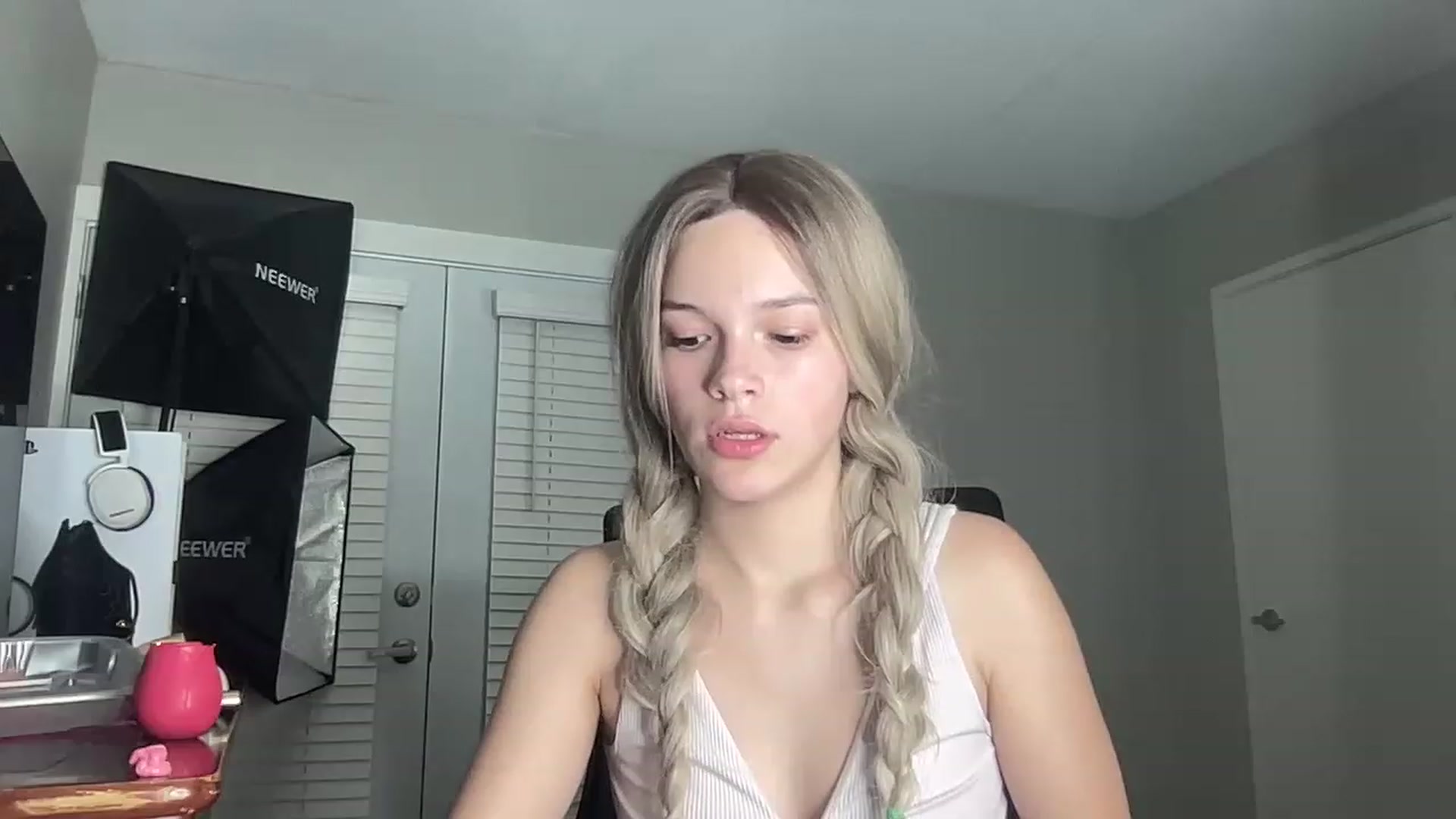 Gallery image thumbnail from Sarahsweets18's myfreecams stream on, 07/10/2023, 07:48 image 8 of 20
