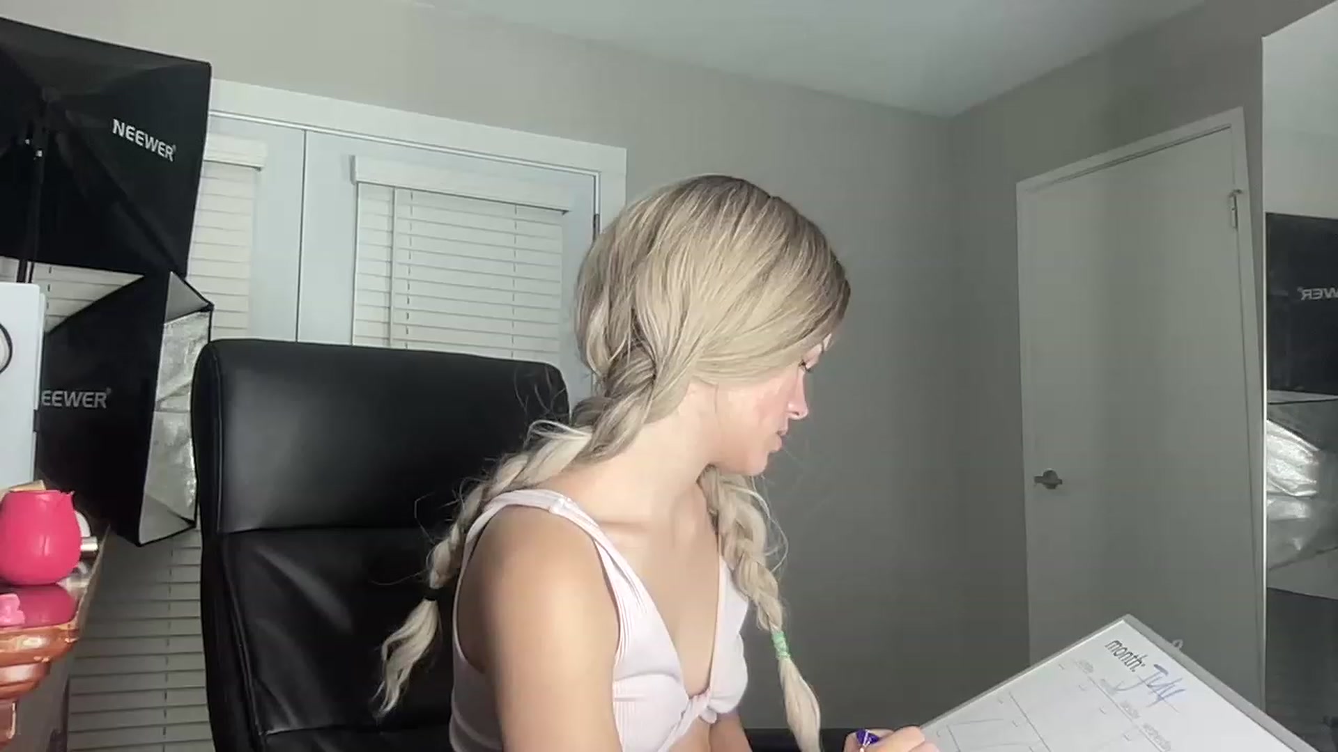 Gallery image thumbnail from Sarahsweets18's myfreecams stream on, 07/10/2023, 07:48 image 16 of 20