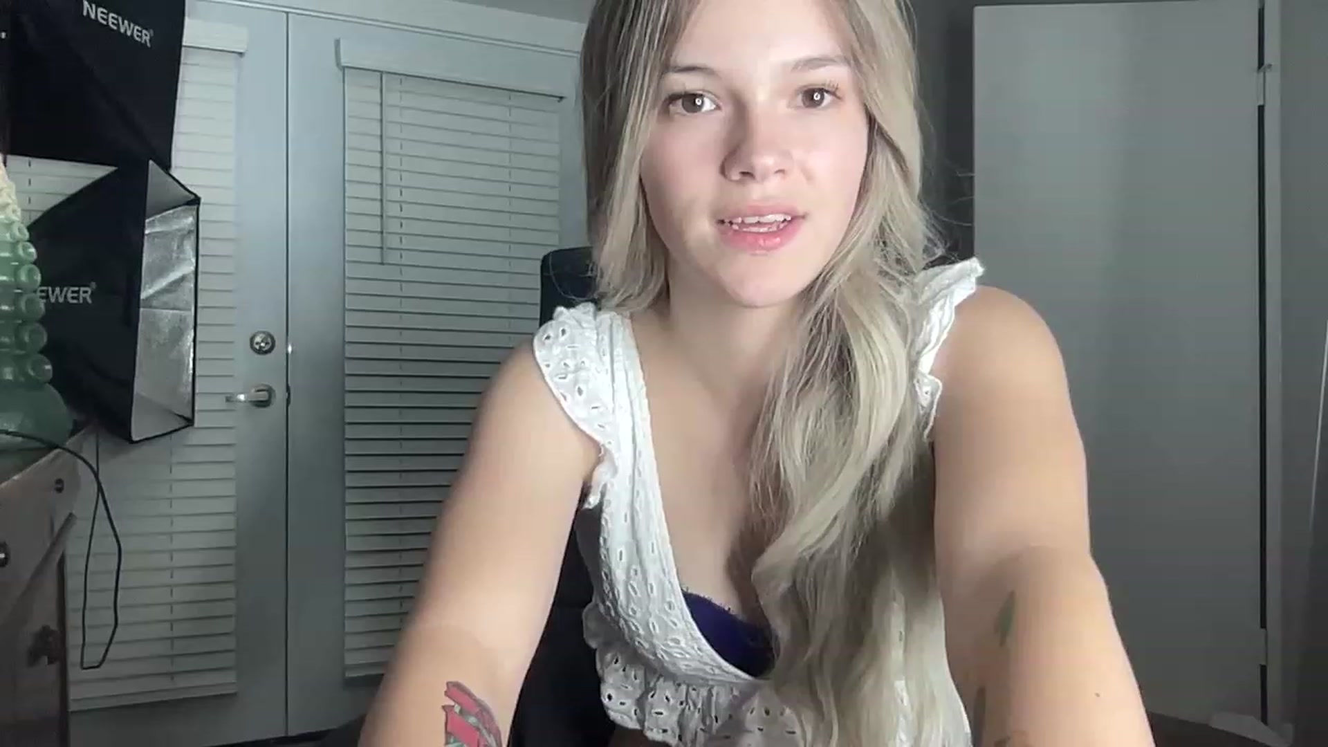 Gallery image thumbnail from Sarahsweets18's myfreecams stream on, 07/11/2023, 05:29 image 17 of 20