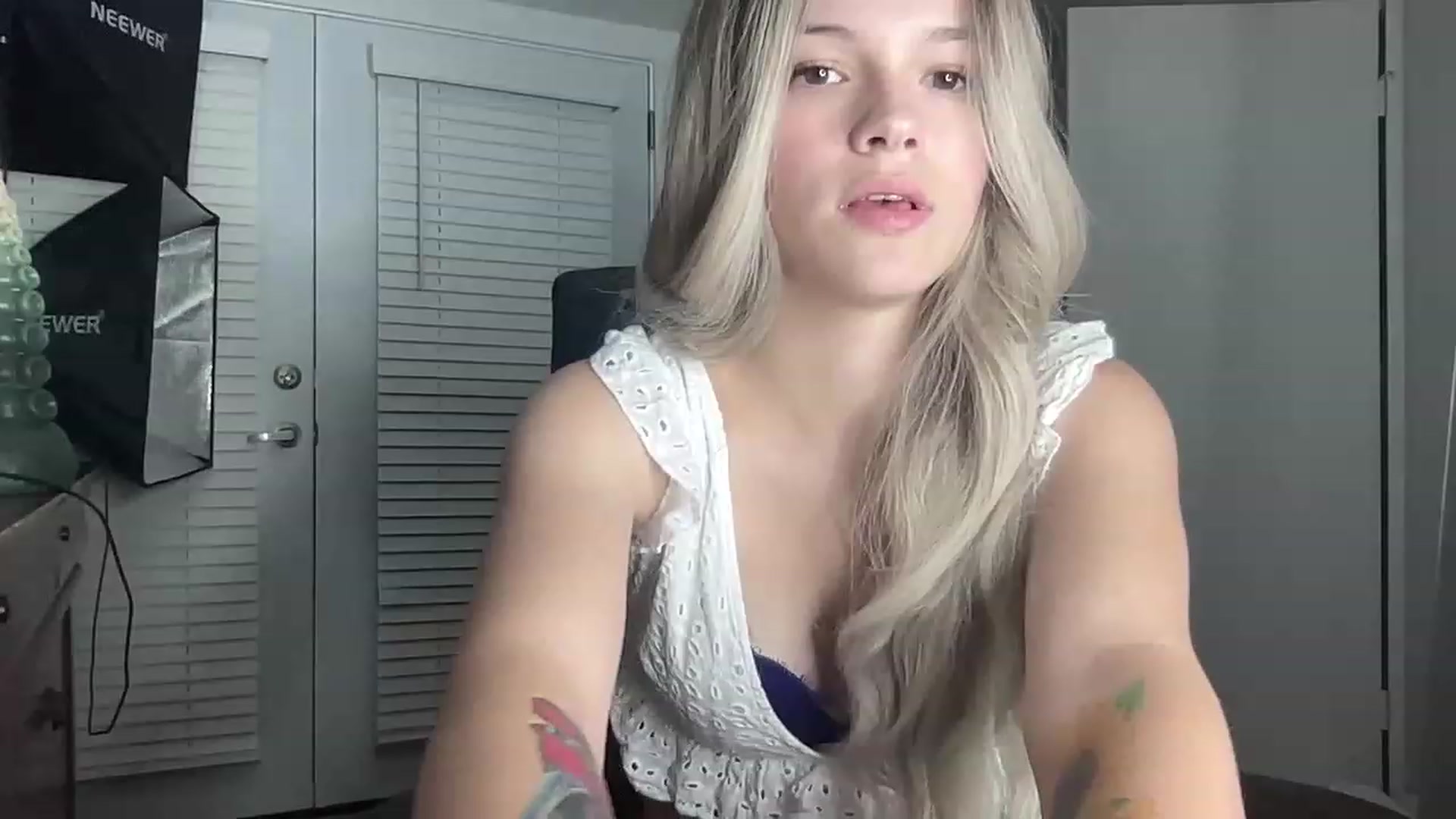 Gallery image thumbnail from Sarahsweets18's myfreecams stream on, 07/11/2023, 05:29 image 19 of 20