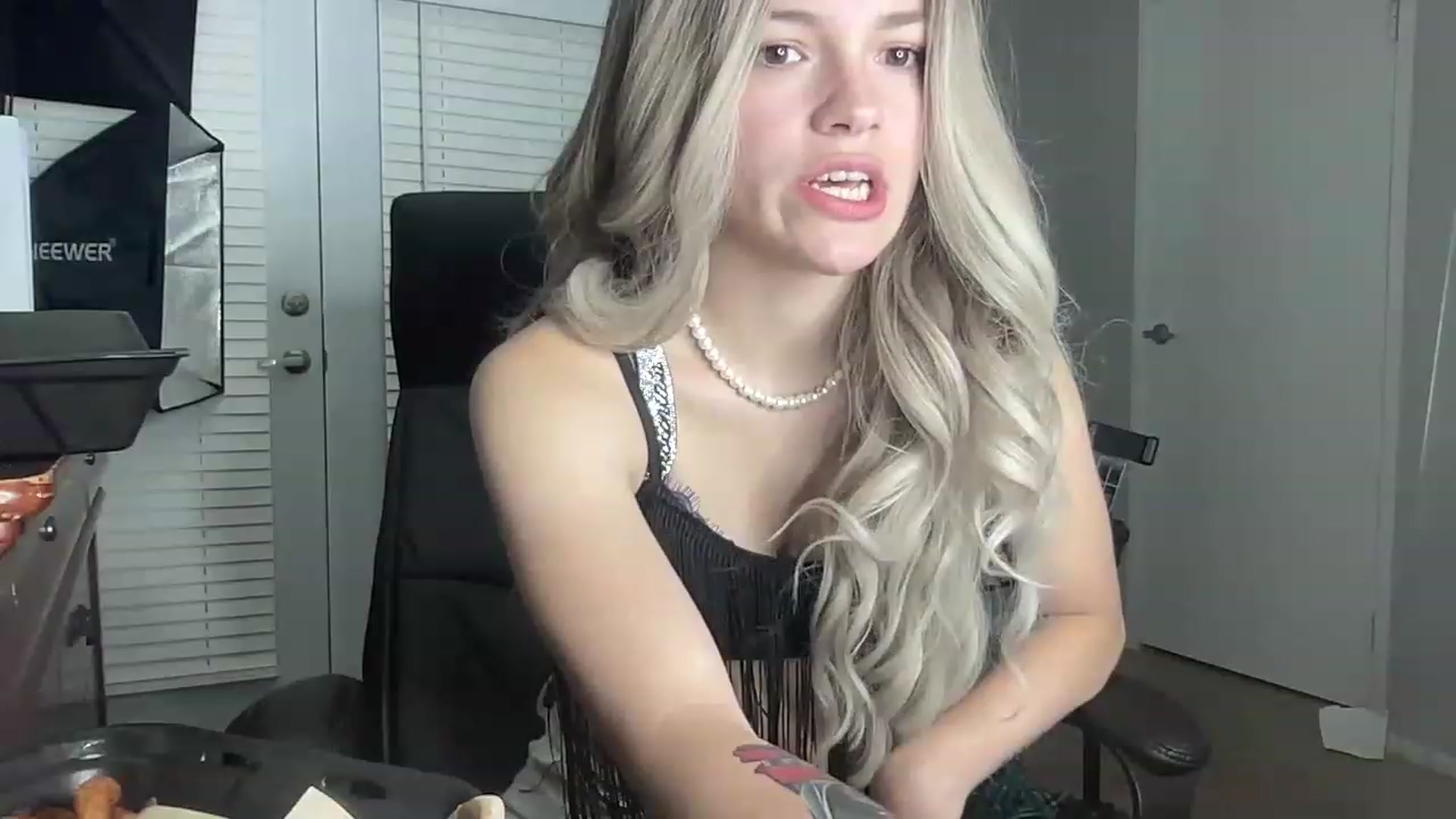 Gallery image thumbnail from Sarahsweets18's myfreecams stream on, 07/12/2023, 04:08 image 6 of 20