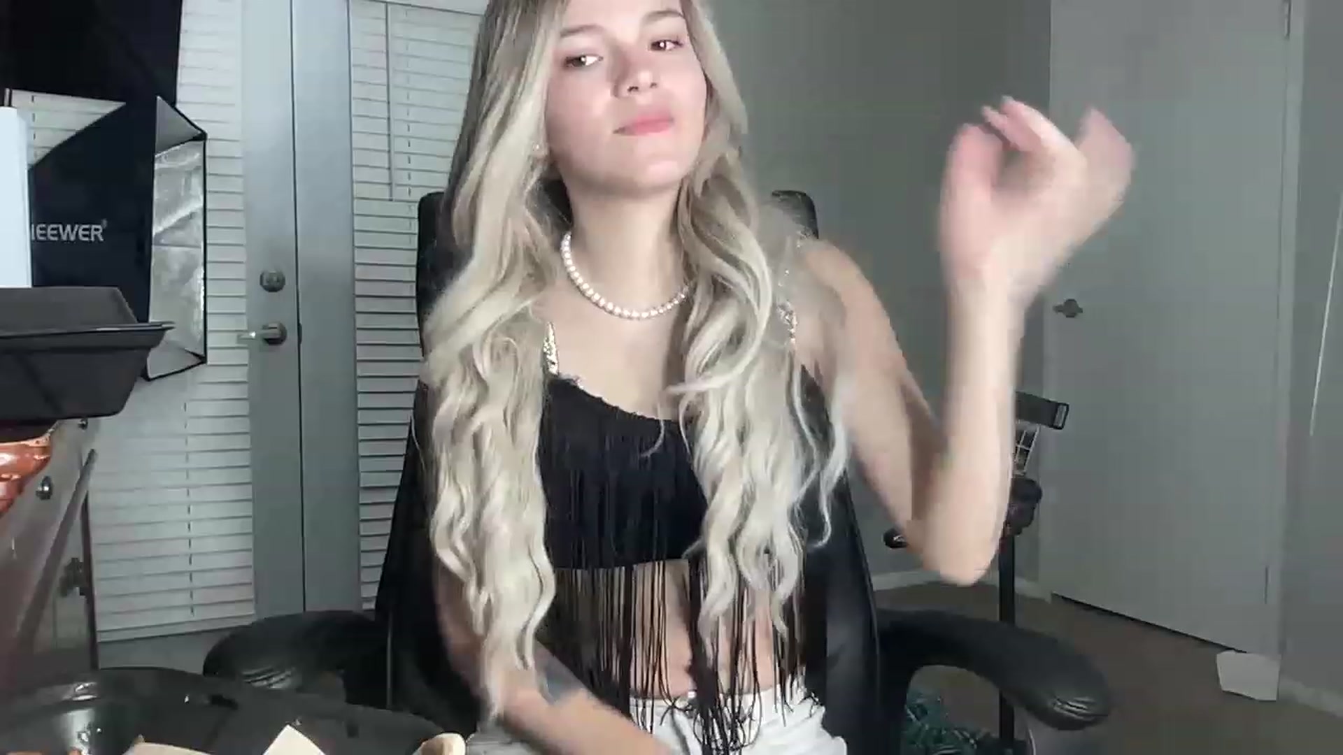 Gallery image thumbnail from Sarahsweets18's myfreecams stream on, 07/12/2023, 04:08 image 3 of 20