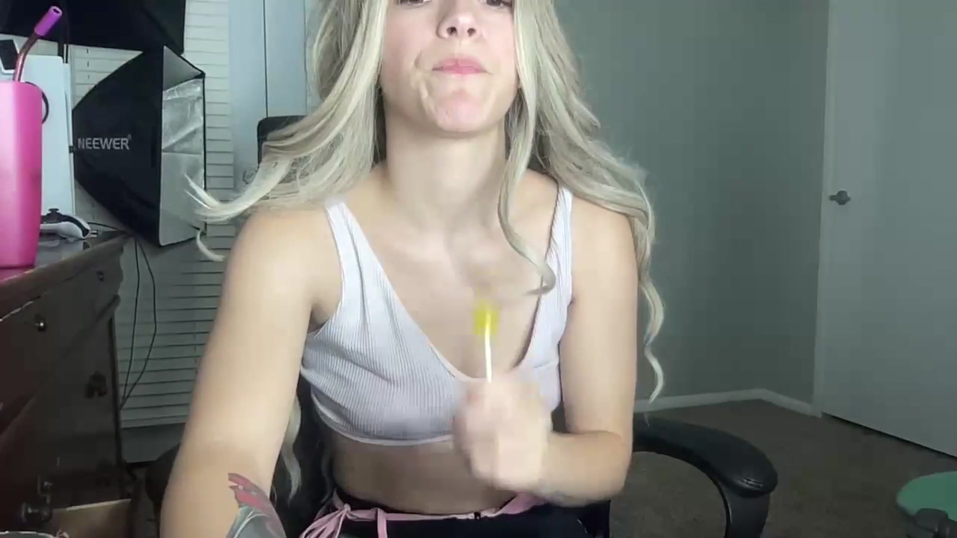 Gallery image thumbnail from Sarahsweets18's myfreecams stream on, 07/13/2023, 05:29 image 15 of 20