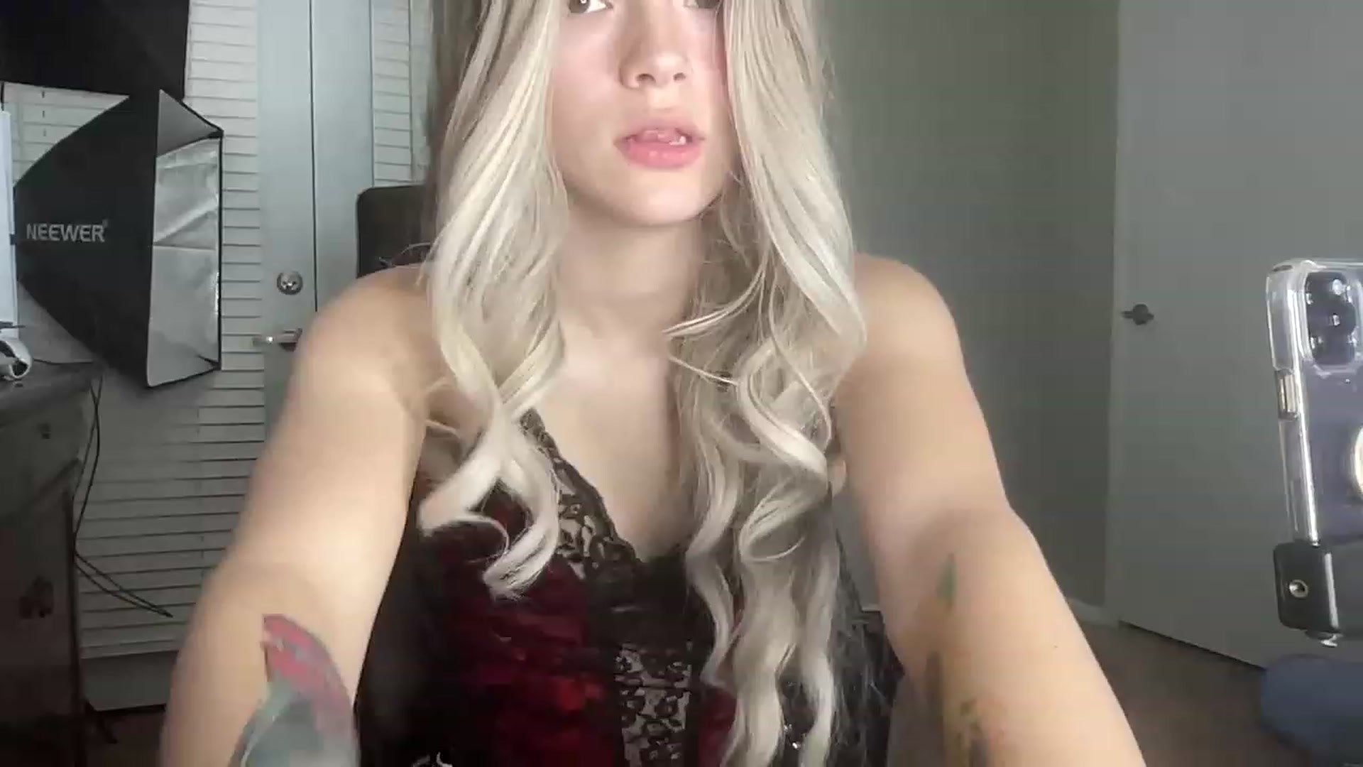 Gallery image thumbnail from Sarahsweets18's myfreecams stream on, 07/17/2023, 04:59 image 1 of 20