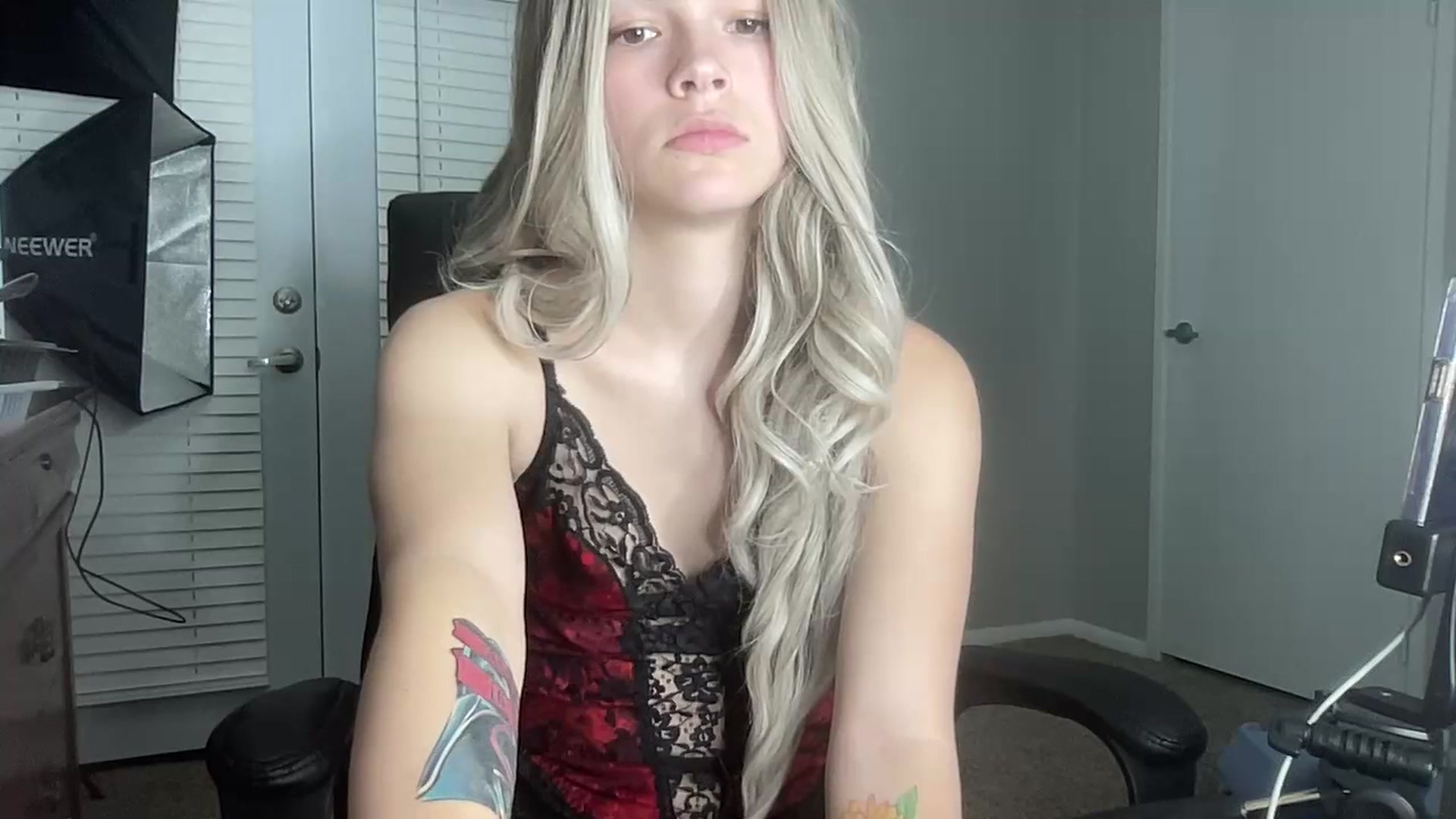 Gallery image thumbnail from Sarahsweets18's myfreecams stream on, 07/17/2023, 07:59 image 13 of 20