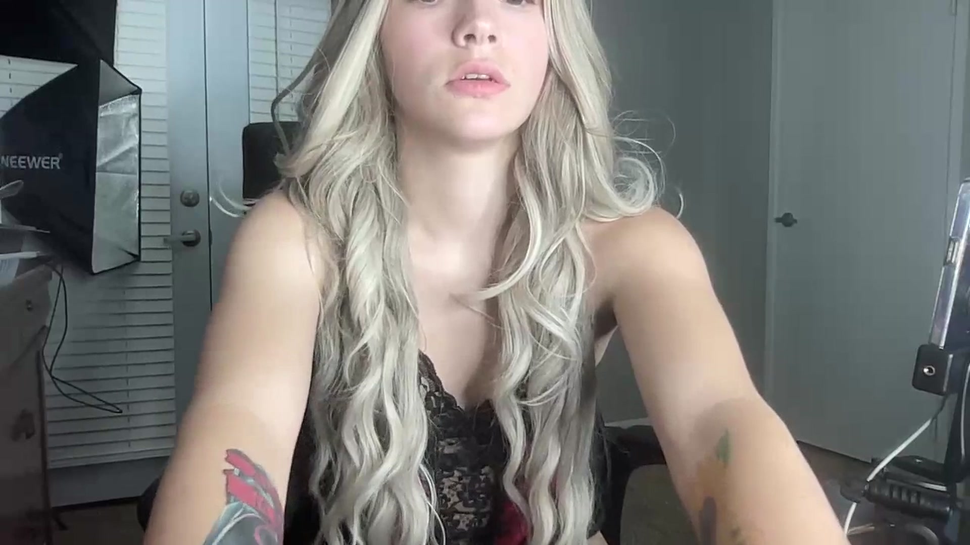 Gallery image thumbnail from Sarahsweets18's myfreecams stream on, 07/17/2023, 07:59 image 16 of 20