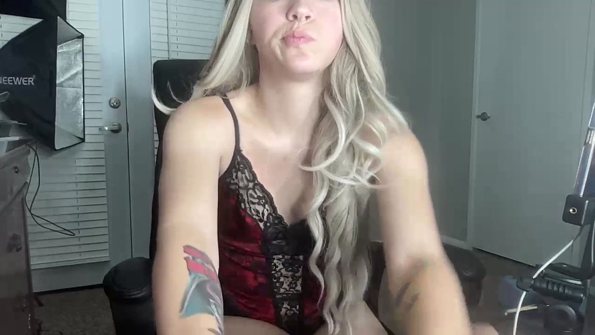 Gallery image thumbnail from Sarahsweets18's myfreecams stream on, 07/17/2023, 07:59 image 19 of 20
