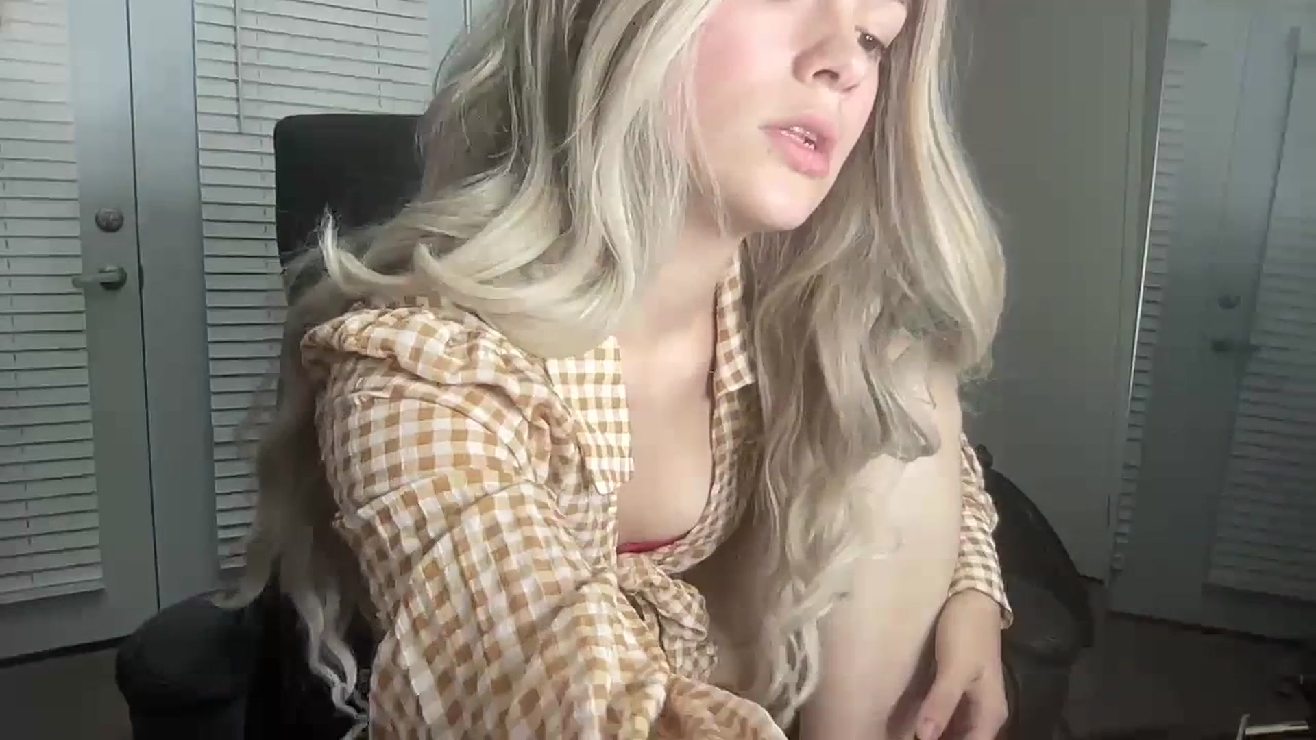 Gallery image thumbnail from Sarahsweets18's myfreecams stream on, 07/19/2023, 05:21 image 13 of 20