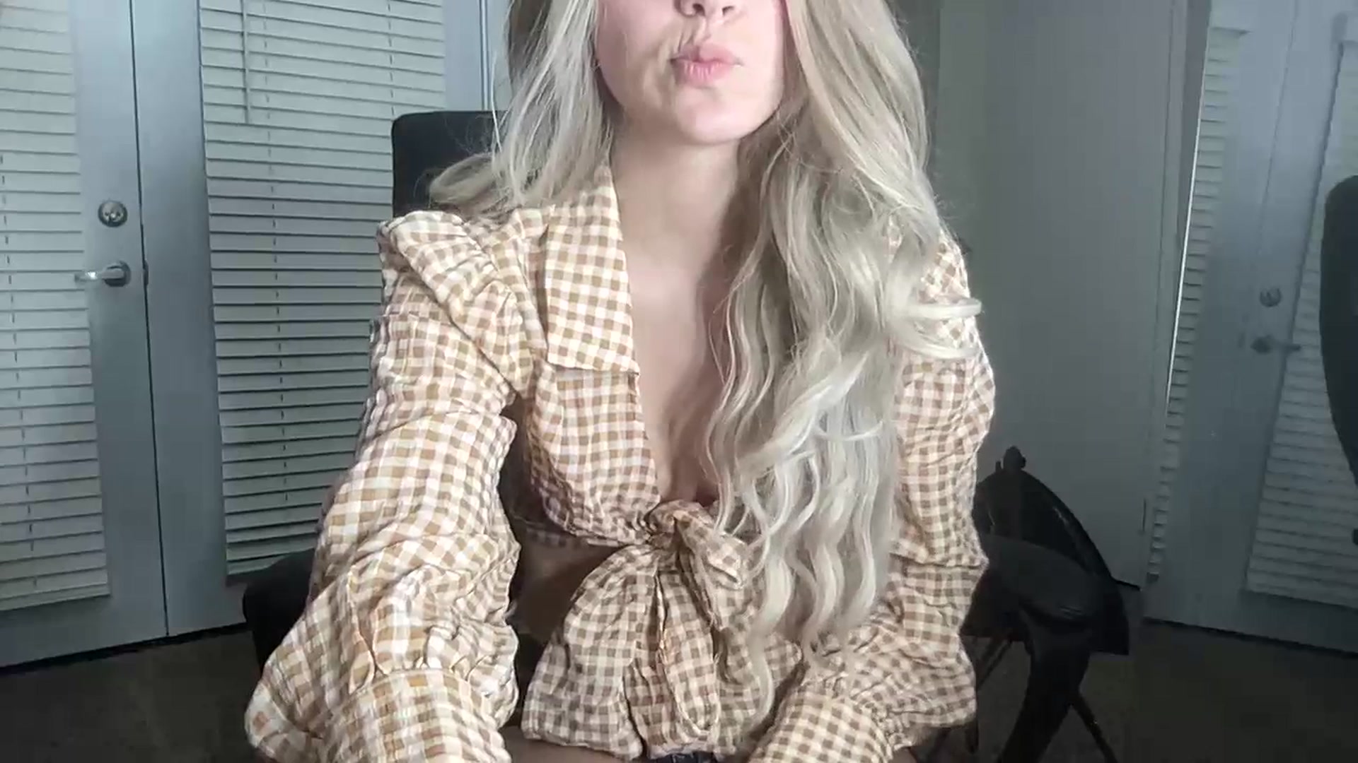 Gallery image thumbnail from Sarahsweets18's myfreecams stream on, 07/19/2023, 05:21 image 18 of 20