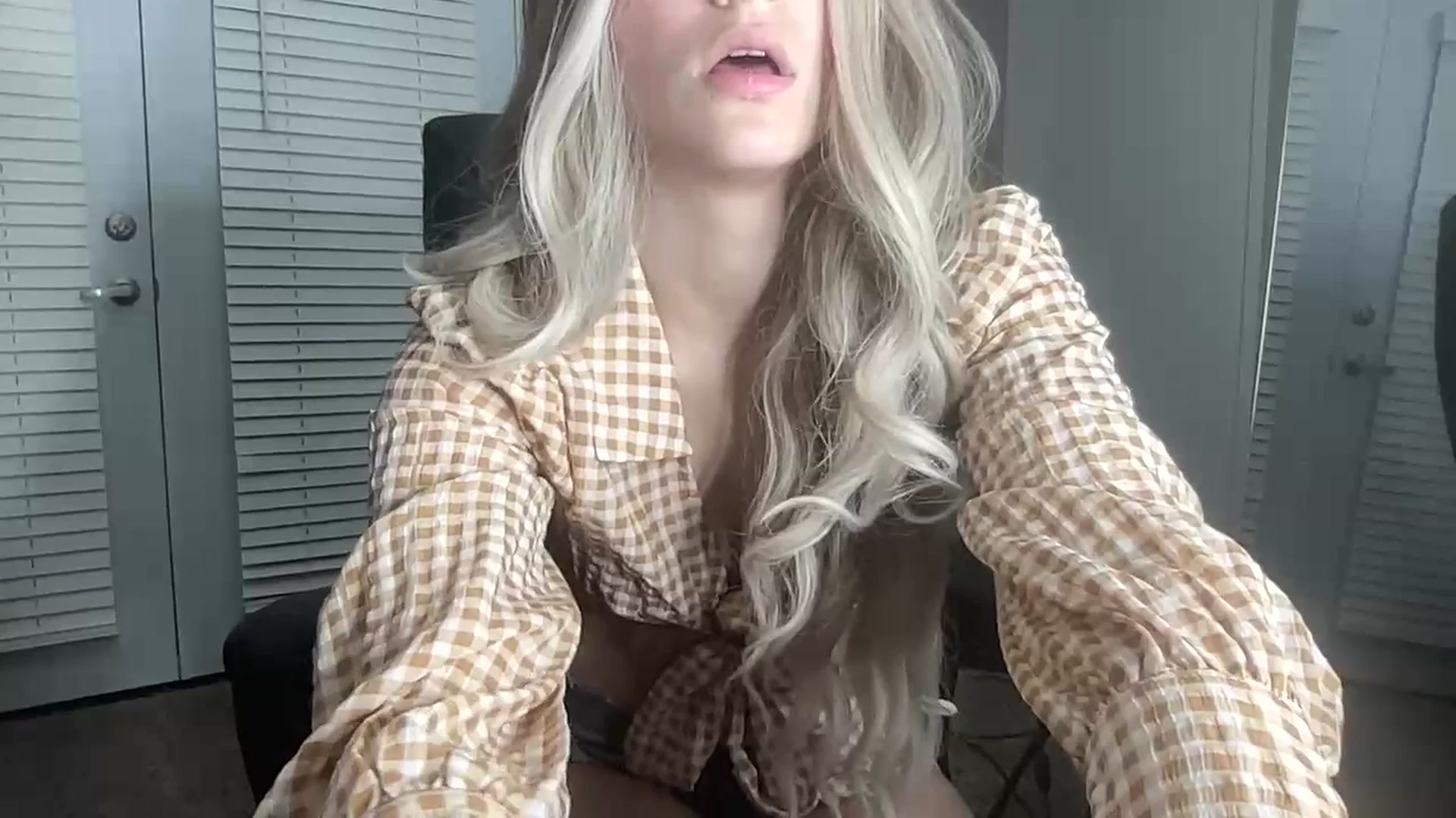 Gallery image thumbnail from Sarahsweets18's myfreecams stream on, 07/19/2023, 05:36 image 1 of 20