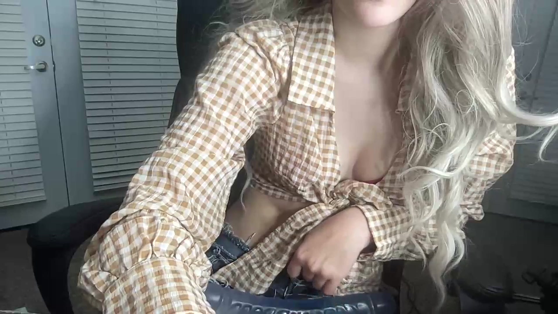 Gallery image thumbnail from Sarahsweets18's myfreecams stream on, 07/19/2023, 05:36 image 3 of 20