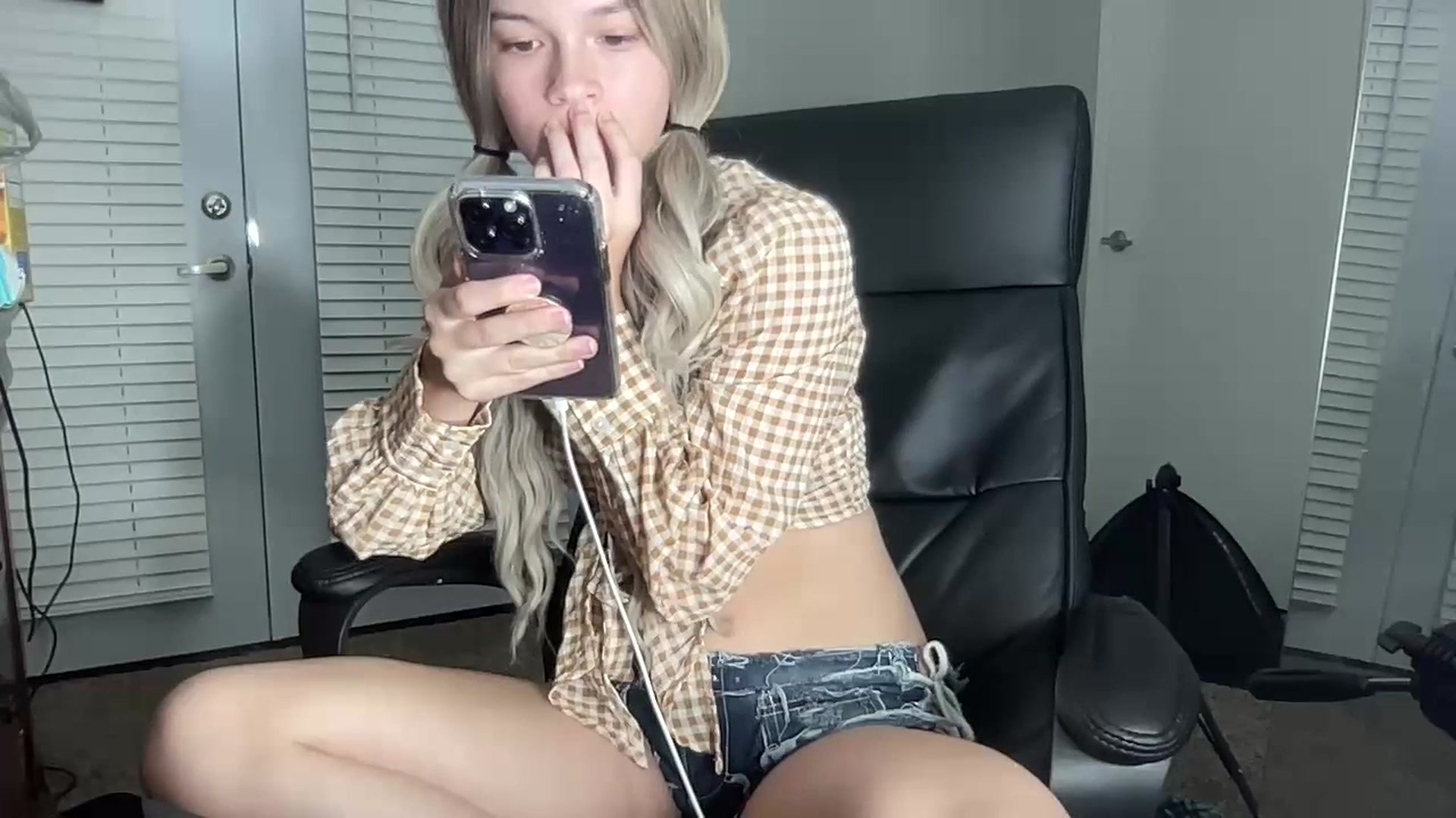 Gallery image thumbnail from Sarahsweets18's myfreecams stream on, 07/19/2023, 10:06 image 20 of 20