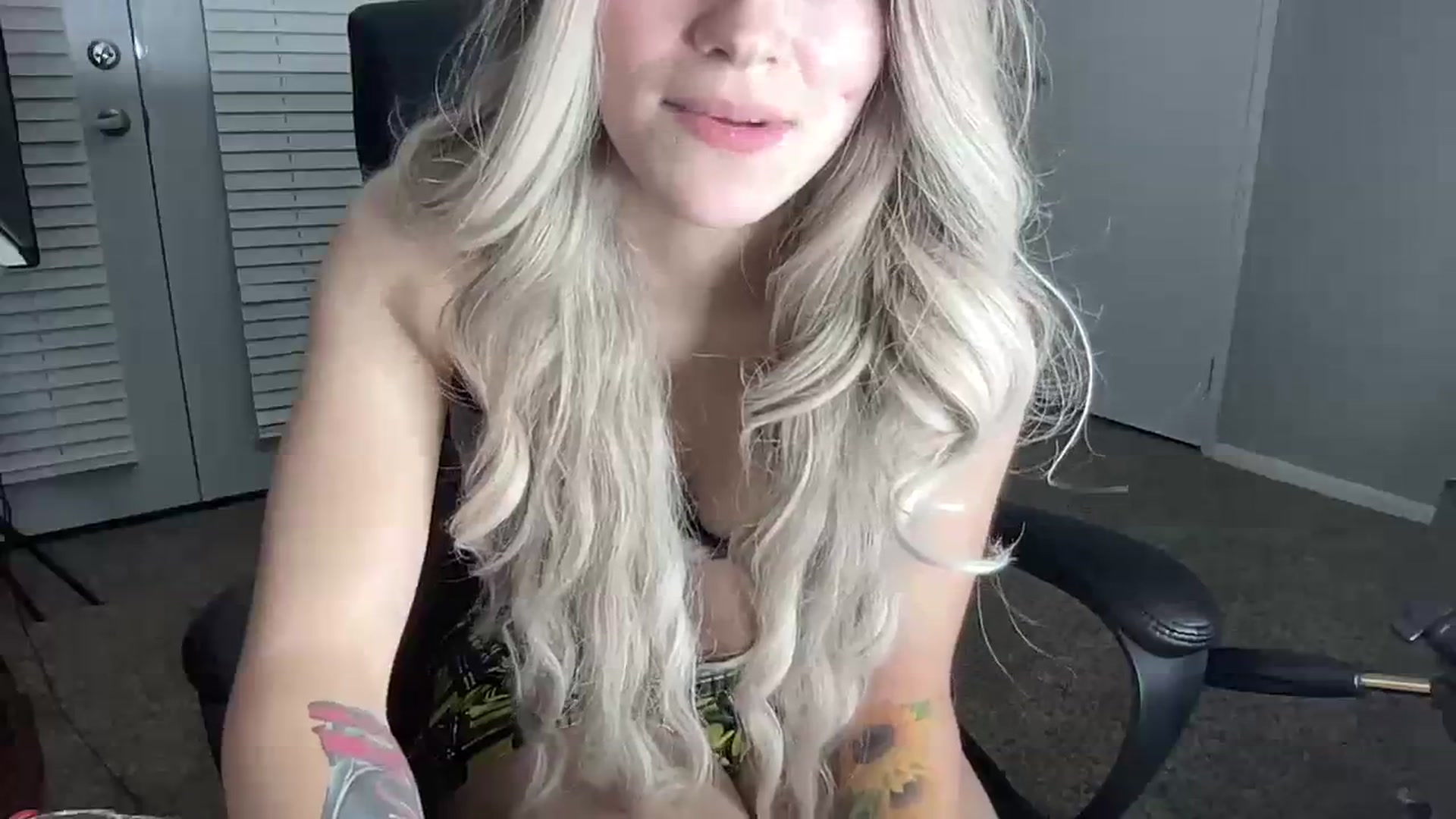 Gallery image thumbnail from Sarahsweets18's myfreecams stream on, 08/01/2023, 01:15 image 20 of 20