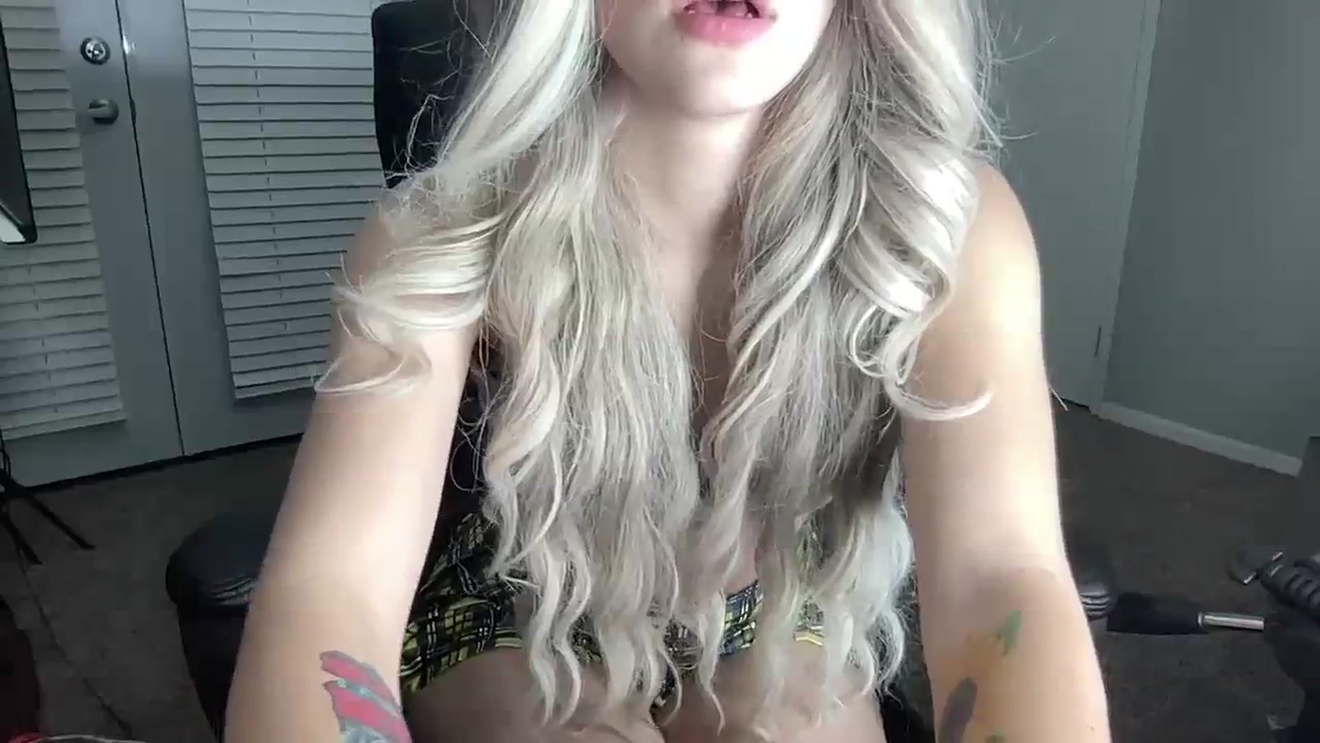 Gallery image thumbnail from Sarahsweets18's myfreecams stream on, 08/01/2023, 01:15 image 15 of 20