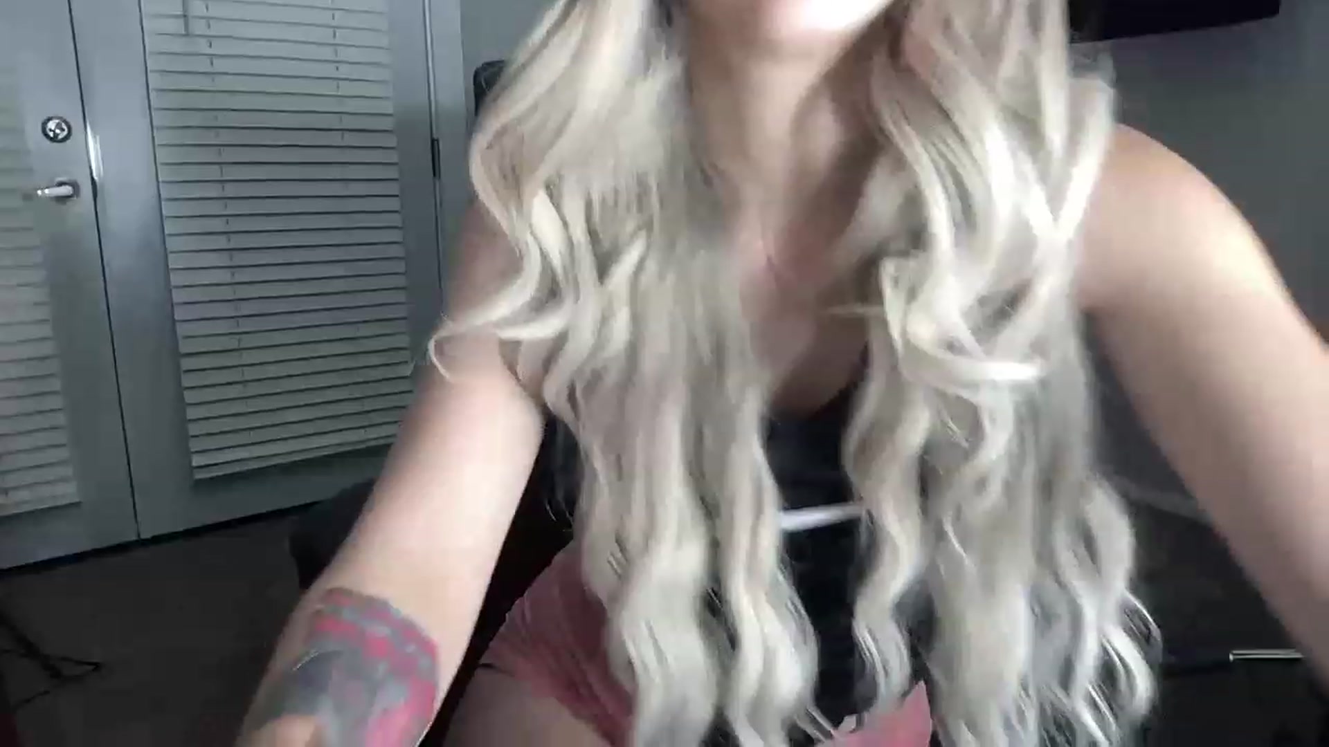 Gallery image thumbnail from Sarahsweets18's myfreecams stream on, 08/03/2023, 02:32 image 13 of 20