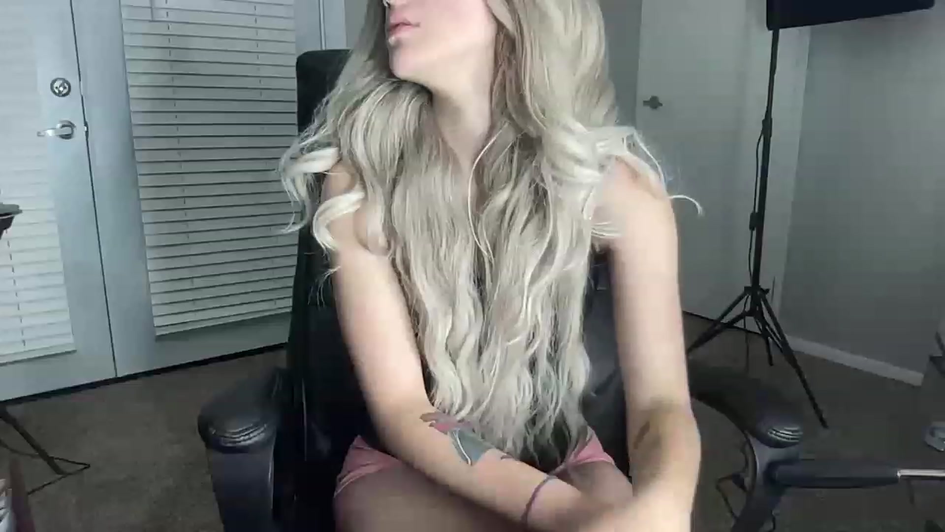 Gallery image thumbnail from Sarahsweets18's myfreecams stream on, 08/03/2023, 02:32 image 7 of 20