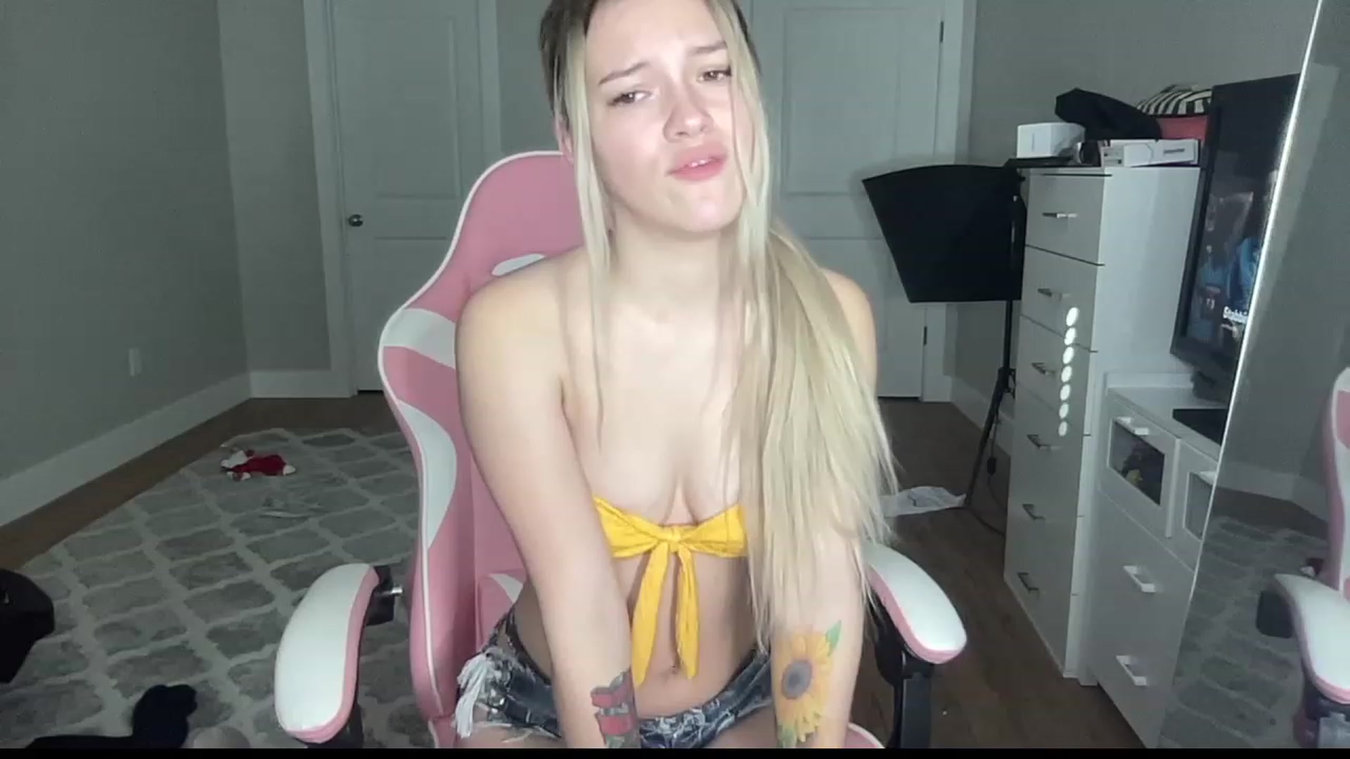 Gallery image thumbnail from Sarahsweets18's myfreecams stream on, 12/07/2023, 16:02 image 4 of 20