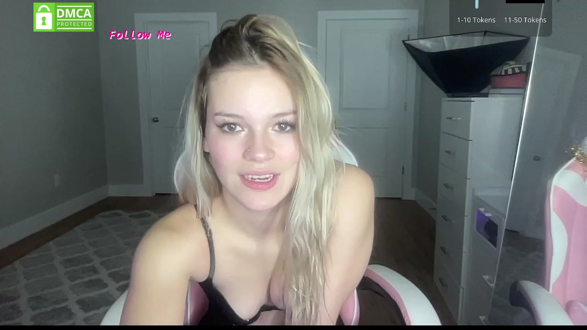 Gallery image thumbnail from Sarahsweets18's myfreecams stream on, 01/01/2024, 18:13 image 10 of 20