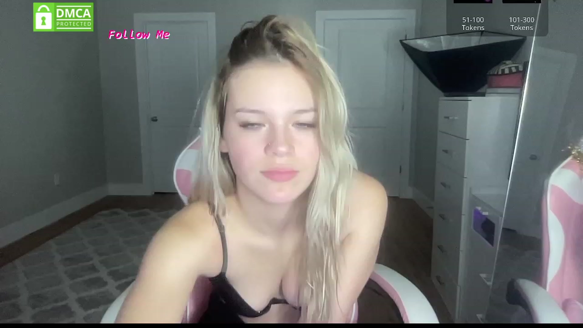 Gallery image thumbnail from Sarahsweets18's myfreecams stream on, 01/01/2024, 18:13 image 11 of 20