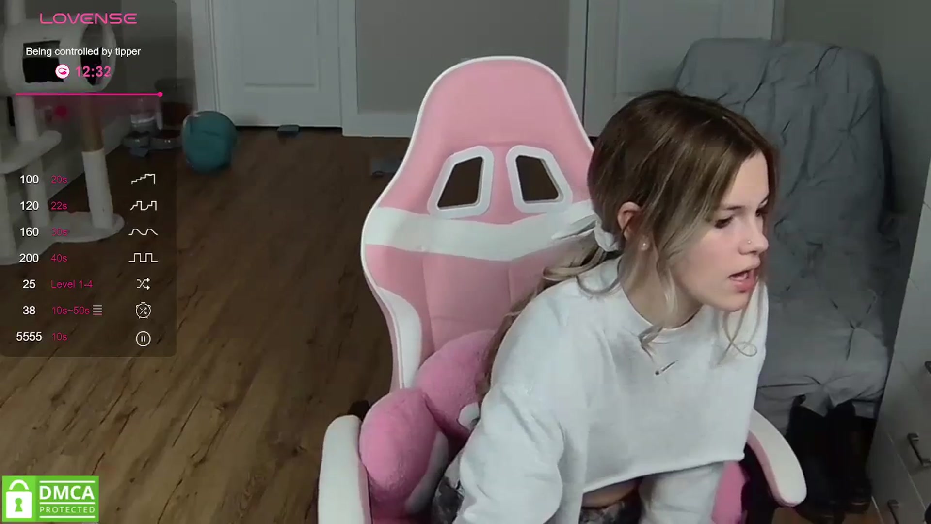 Gallery image thumbnail from Sarahsweets18's myfreecams stream on, 03/28/2024, 04:12 image 2 of 20